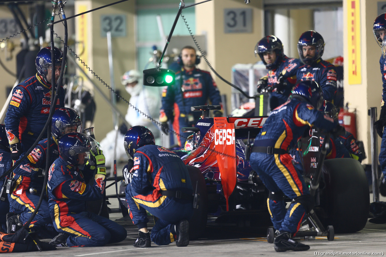 GP ABU DHABI, 23.11.2014- Gara, Pit stop, Jean-Eric Vergne (FRA) Scuderia Toro Rosso STR9