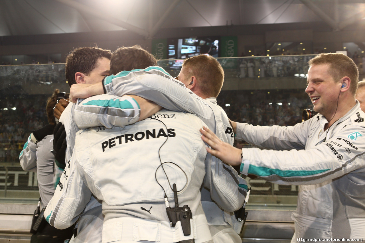 GP ABU DHABI, 23.11.2014- Gara, Mechanics Mercedes celebrates the victory of Lewis Hamilton (GBR) Mercedes AMG F1 W05