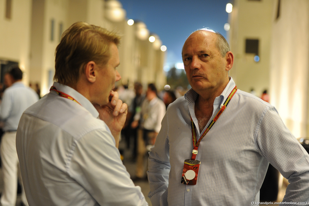 GP ABU DHABI, 23.11.2014- Gara, Mika Hakkinen e Ron Dennis (GBR) McLaren Executive Chairman