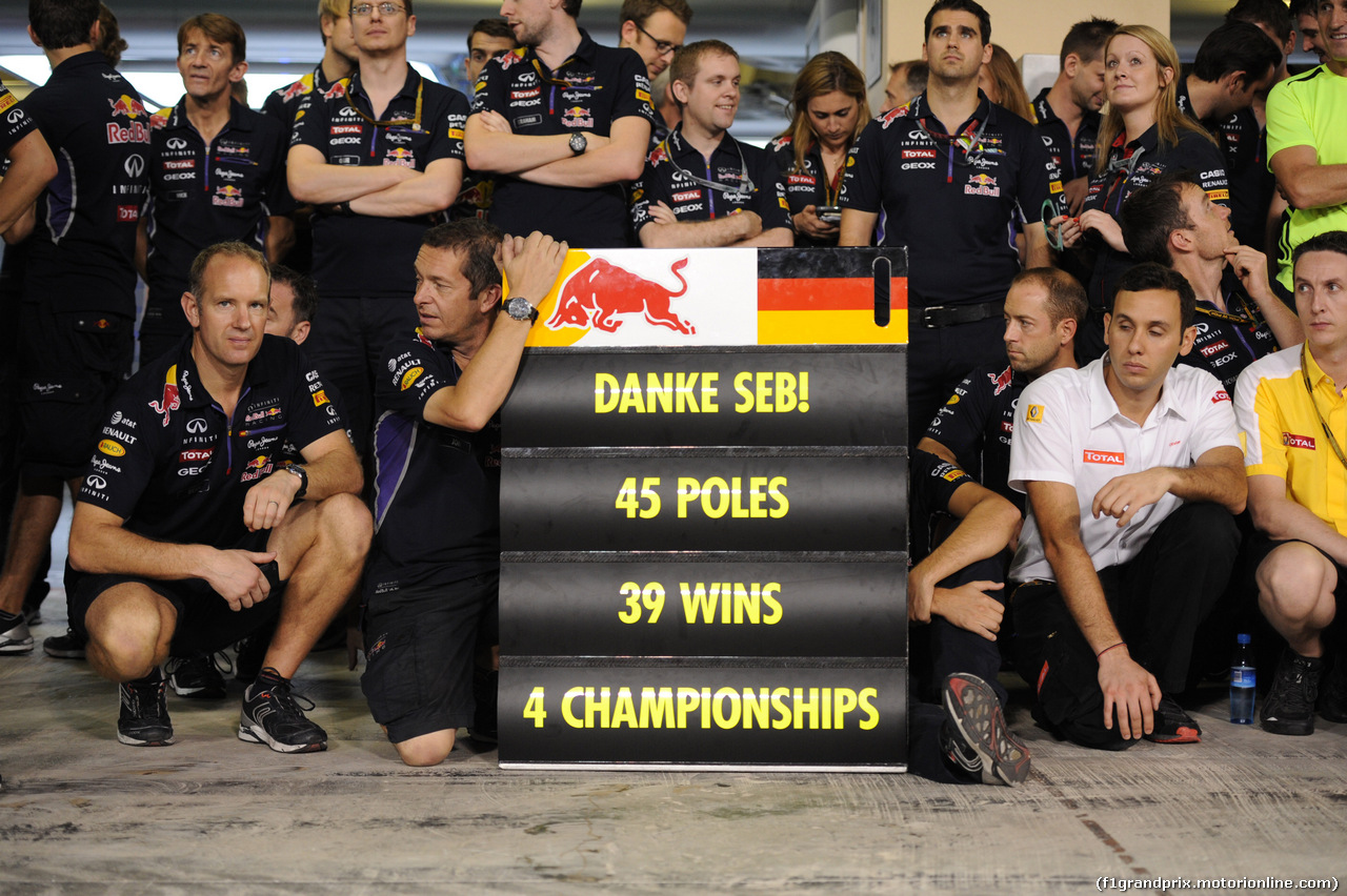 GP ABU DHABI, 23.11.2014- Gara, Red Bull Team with a message to Sebastian Vettel (GER)
