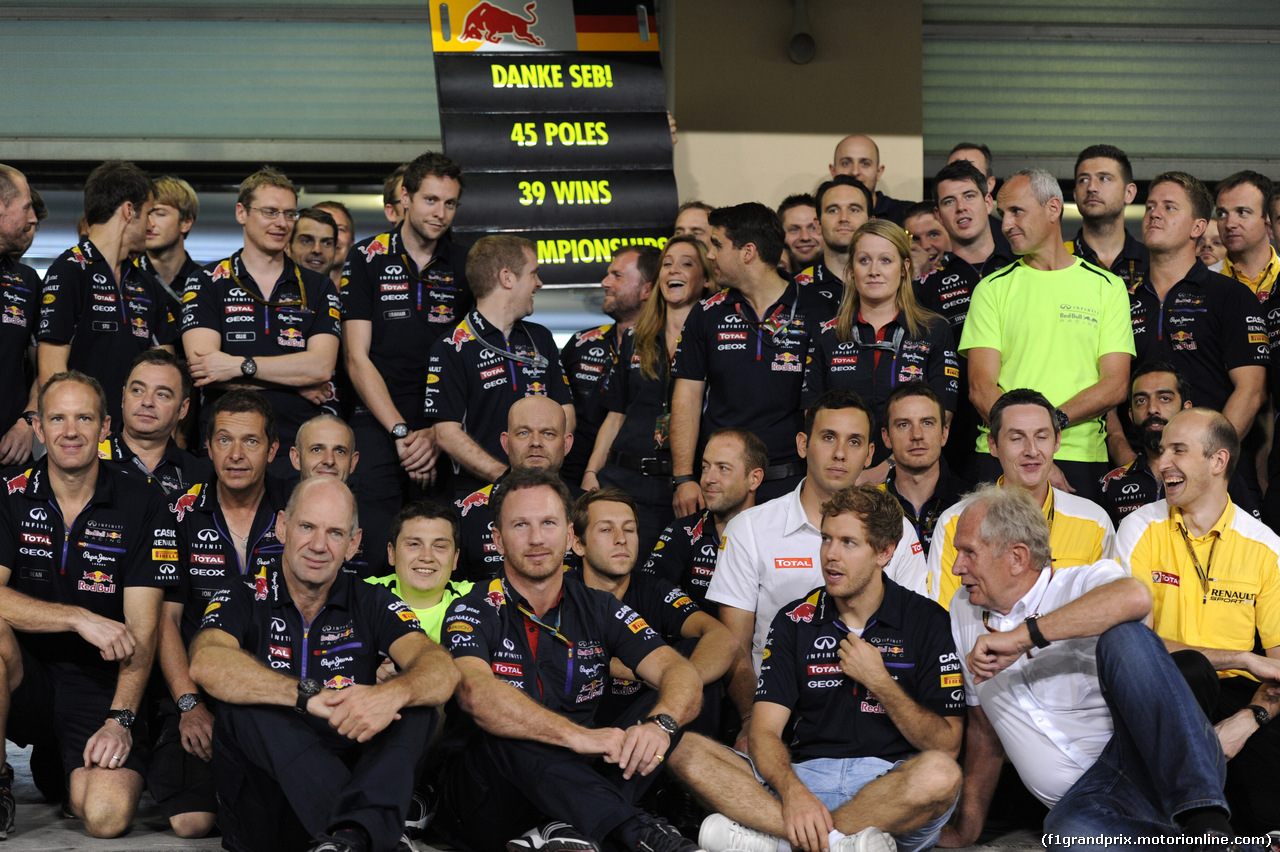 GP ABU DHABI, 23.11.2014- Gara, Sebastian Vettel (GER) Red Bull Racing RB10 e the Red Bull Team