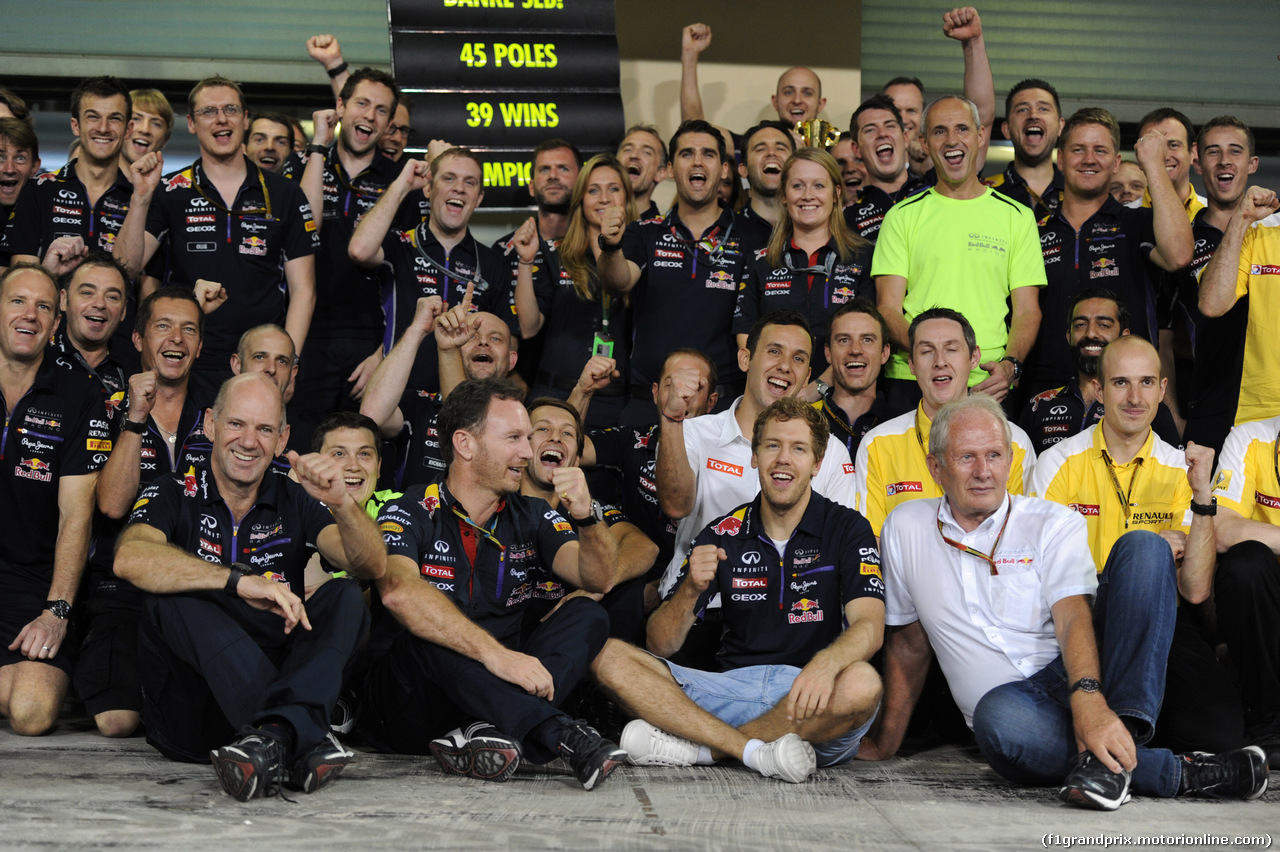 GP ABU DHABI, 23.11.2014- Gara, Sebastian Vettel (GER) Red Bull Racing RB10 e the Red Bull Team