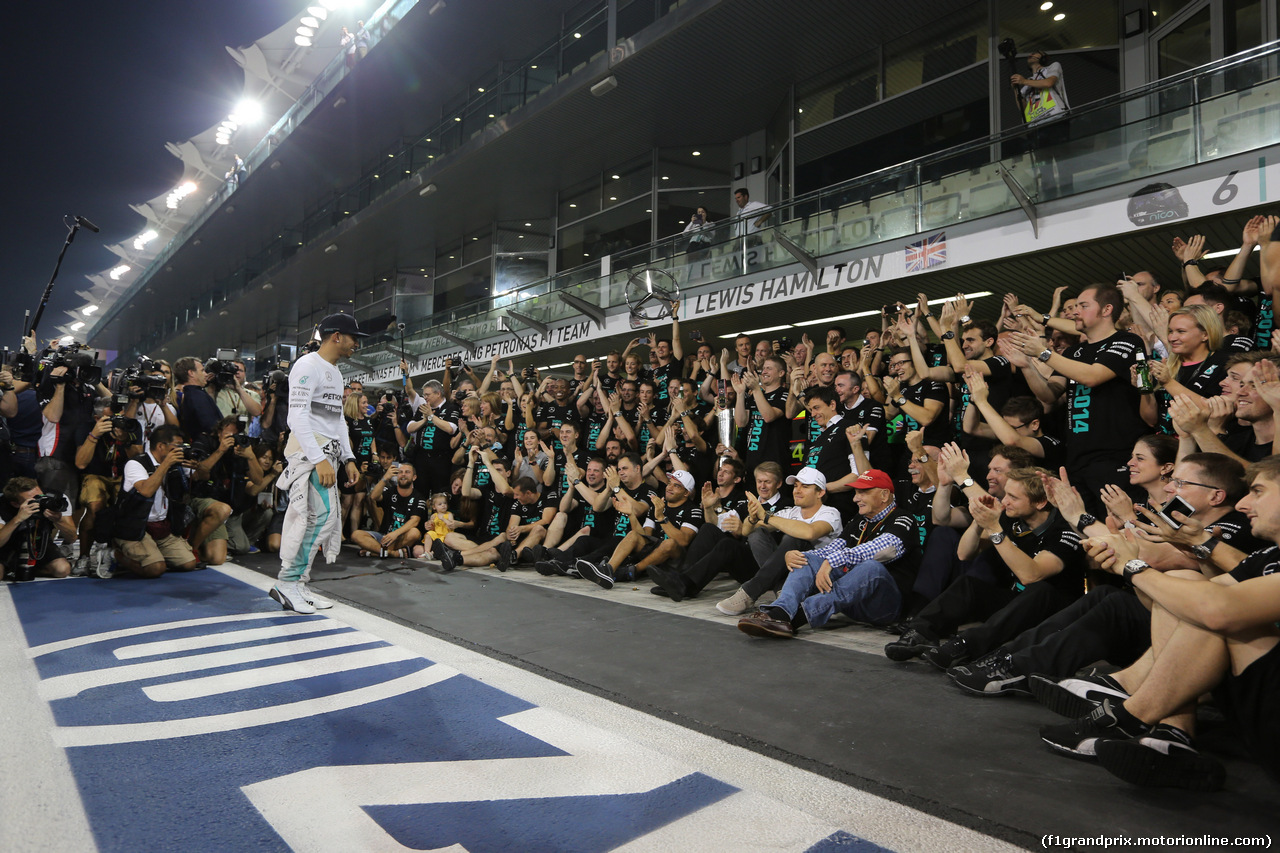 GP ABU DHABI, 23.11.2014- Gara, Festeggiamenti, Lewis Hamilton (GBR) Mercedes AMG F1 W05 F1 World Champion 2014 e secondo Nico Rosberg (GER) Mercedes AMG F1 W05
