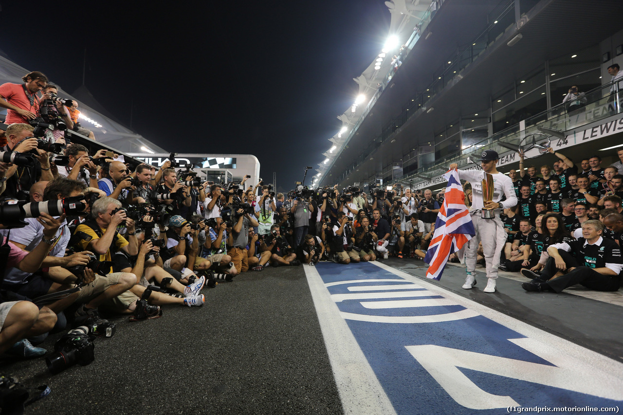 GP ABU DHABI, 23.11.2014- Gara, Festeggiamenti, Lewis Hamilton (GBR) Mercedes AMG F1 W05 F1 World Champion 2014 e secondo Nico Rosberg (GER) Mercedes AMG F1 W05