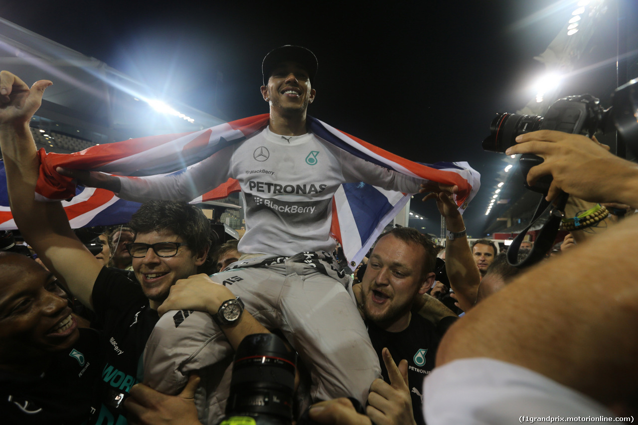 GP ABU DHABI, 23.11.2014- Gara, Festeggiamenti, Lewis Hamilton (GBR) Mercedes AMG F1 W05 F1 World Champion 2014 e secondo Nico Rosberg (GER) Mercedes AMG F1 W05