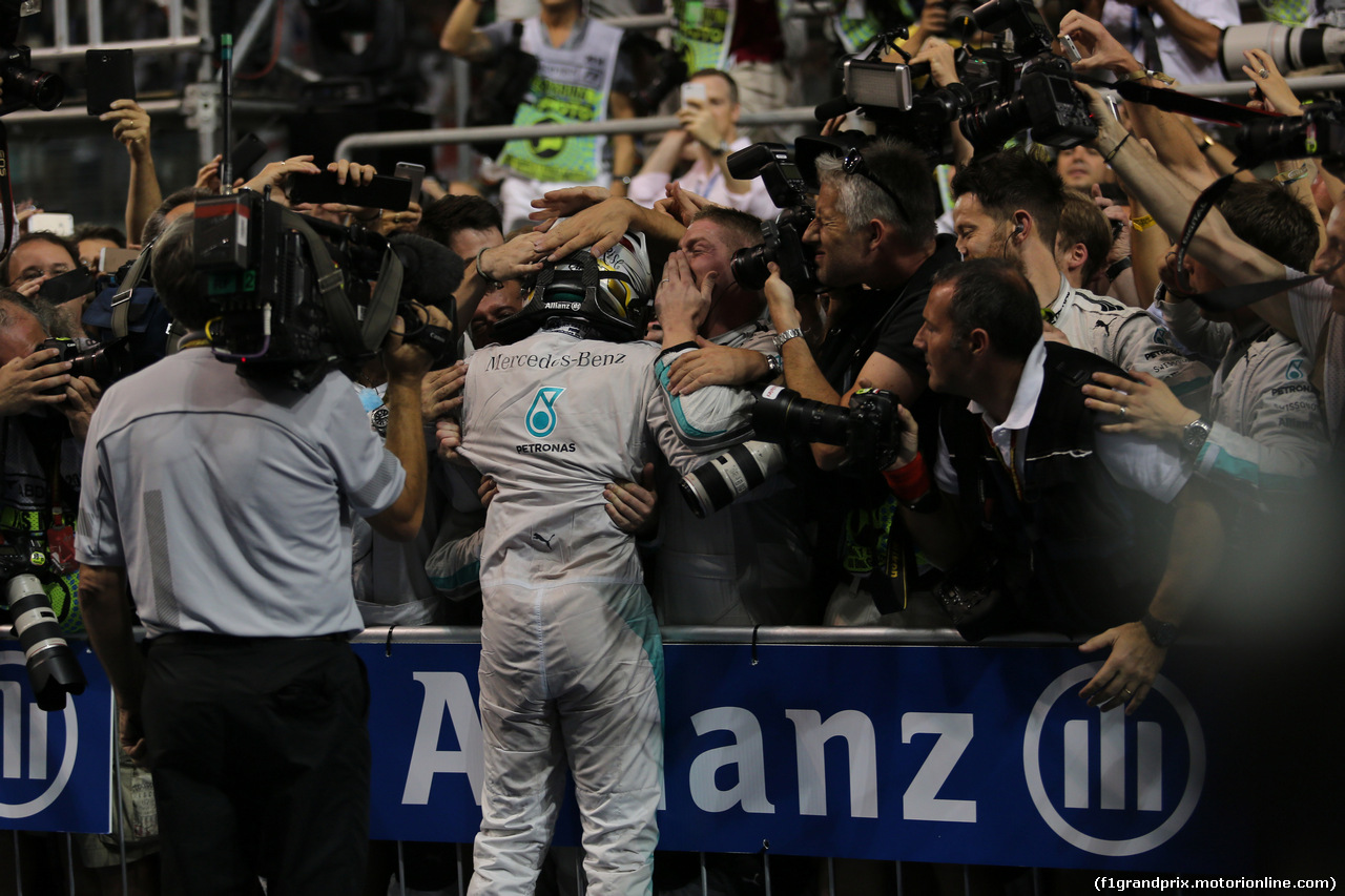 GP ABU DHABI, 23.11.2014- Gara, Lewis Hamilton (GBR) Mercedes AMG F1 W05 vincitore e F1 World Champion 2014