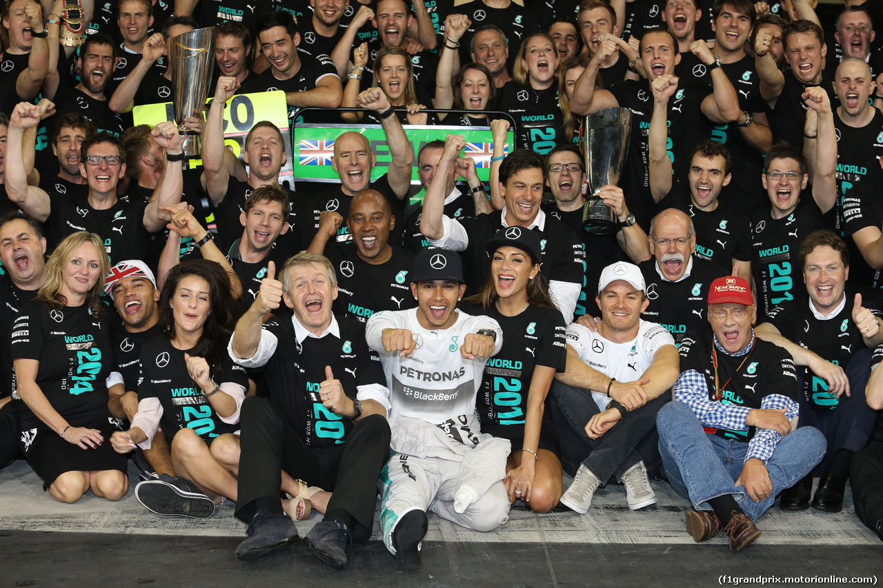 GP ABU DHABI, 23.11.2014- Gara, Festeggiamenti, Lewis Hamilton (GBR) Mercedes AMG F1 W05 F1 World Champion 2014 e secondo Nico Rosberg (GER) Mercedes AMG F1 W05