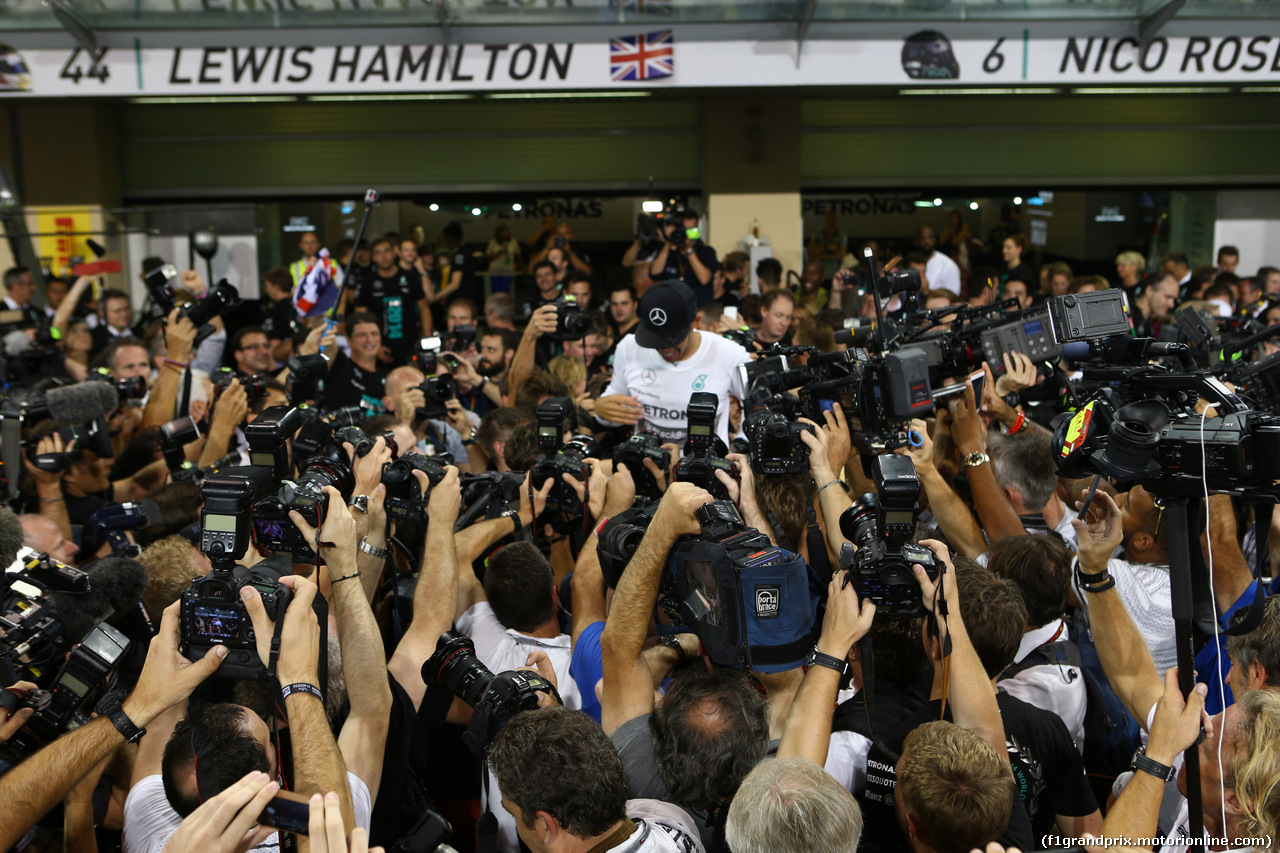 GP ABU DHABI, 23.11.2014- Gara, Festeggiamenti, Lewis Hamilton (GBR) Mercedes AMG F1 W05 F1 World Champion 2014 e secondo Nico Rosberg (GER) Mercedes AMG F1 W05