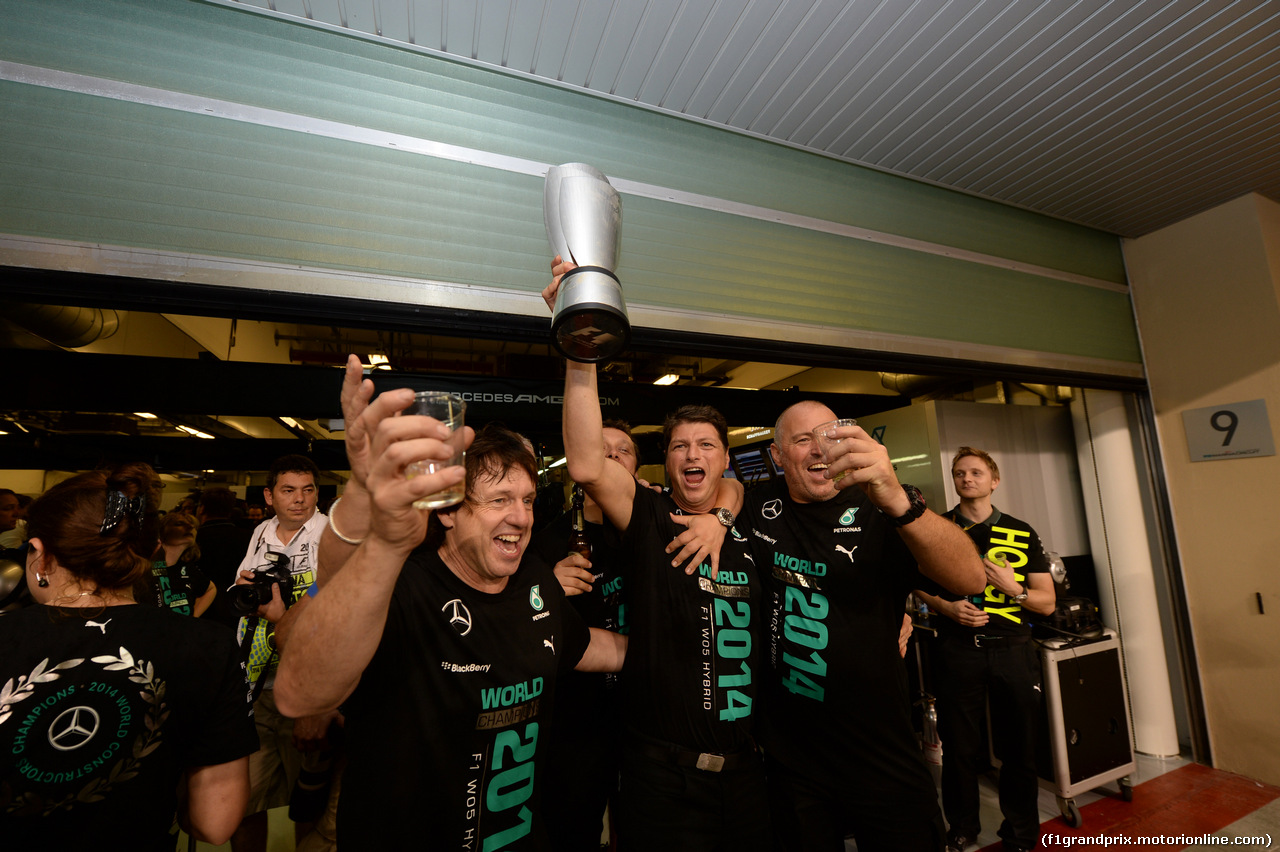 GP ABU DHABI, 23.11.2014- Gara, Festeggiamenti, Lewis Hamilton (GBR) Mercedes AMG F1 W05 vincitore e F1 World Champion 2014