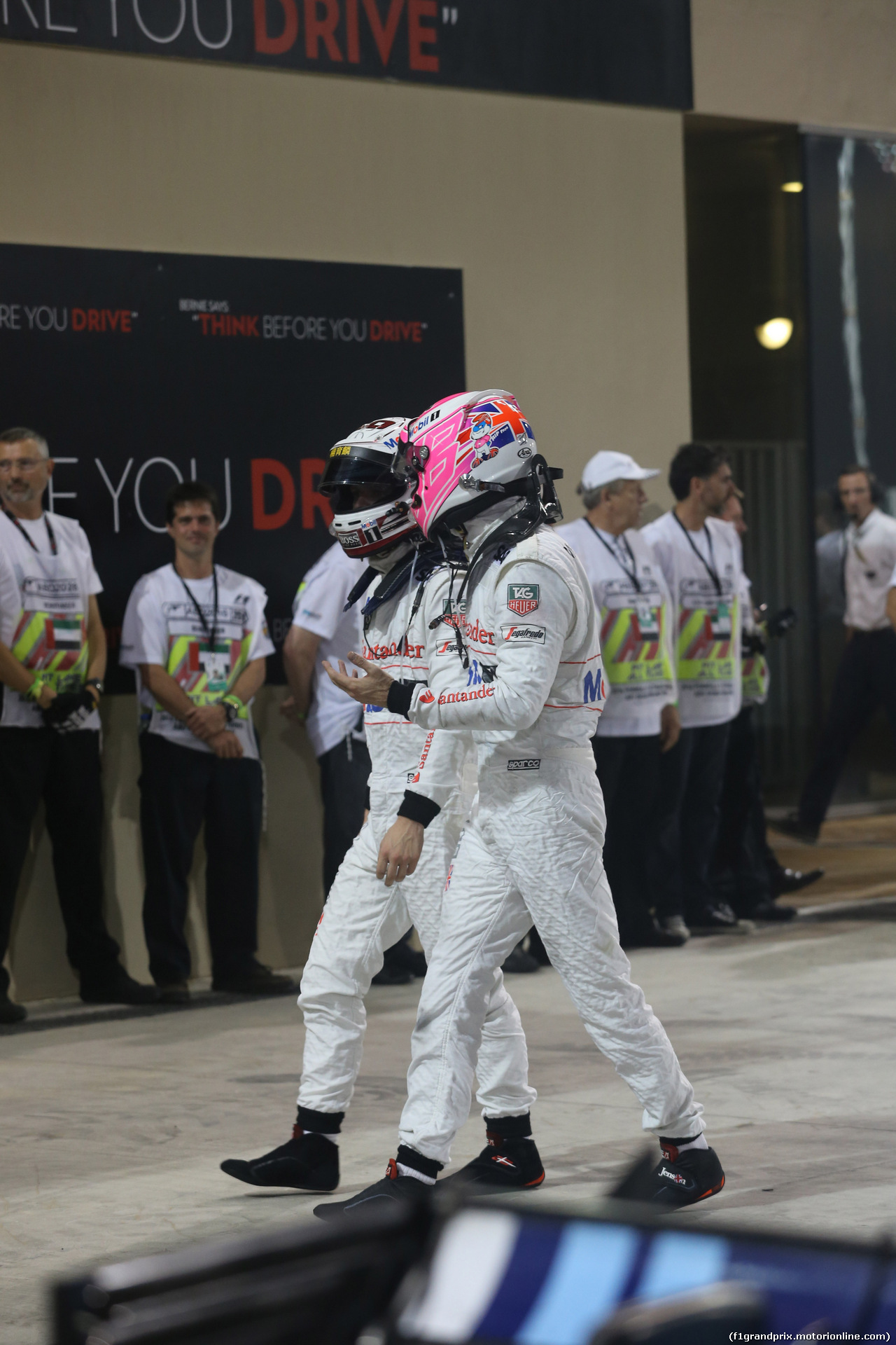 GP ABU DHABI, 23.11.2014- Gara, Kevin Magnussen (DEN) McLaren Mercedes MP4-29 e Jenson Button (GBR) McLaren Mercedes MP4-29