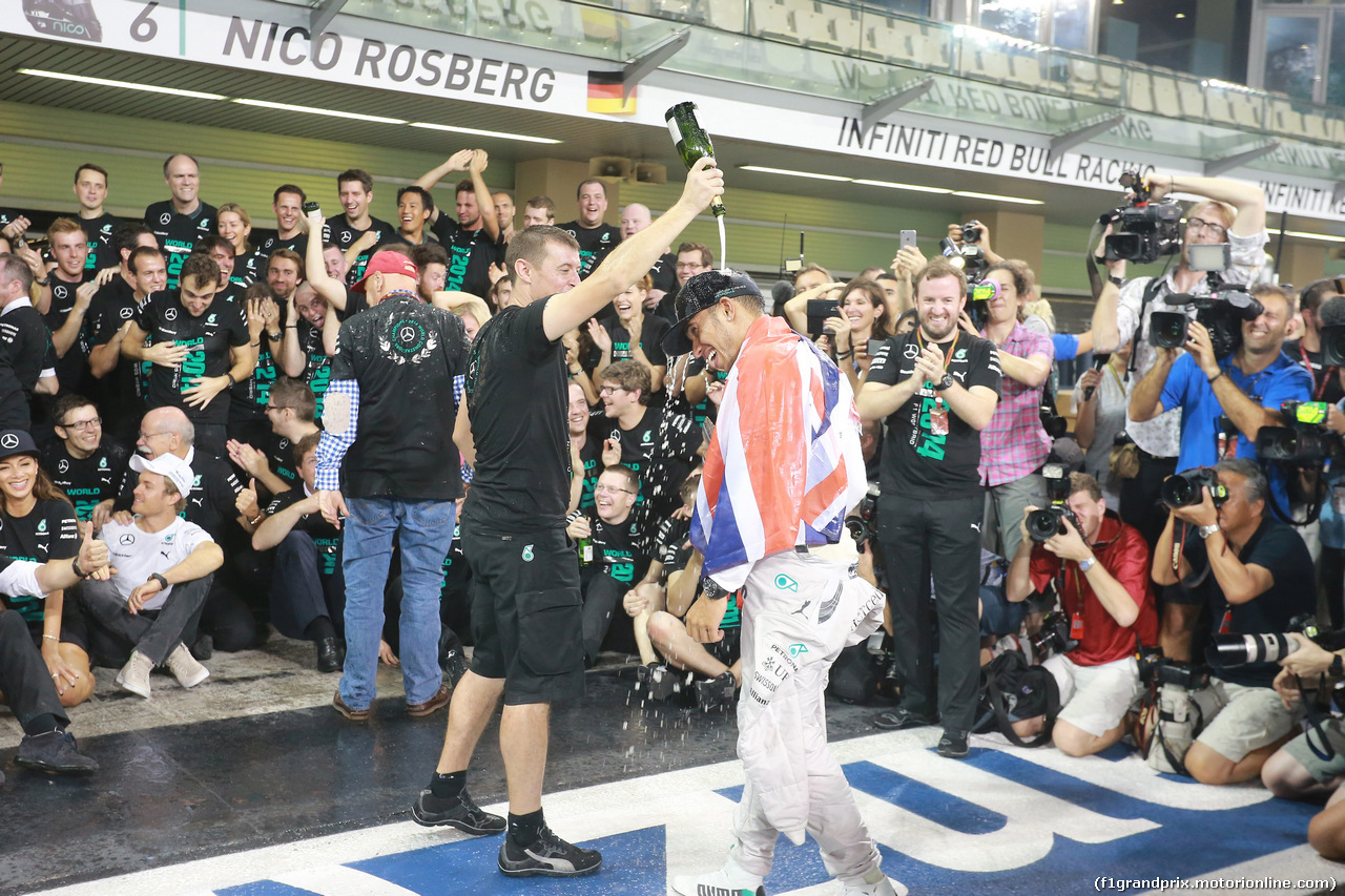 GP ABU DHABI, 23.11.2014- Gara, Festeggiamenti, Lewis Hamilton (GBR) Mercedes AMG F1 W05 vincitore e F1 World Champion 2014