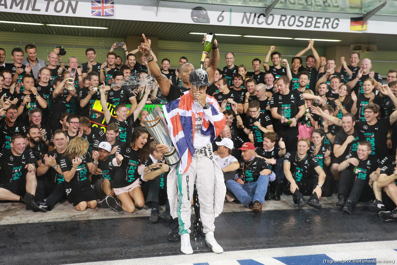 GP ABU DHABI, 23.11.2014- Gara, Festeggiamenti, Lewis Hamilton (GBR) Mercedes AMG F1 W05 vincitore e F1 World Champion 2014