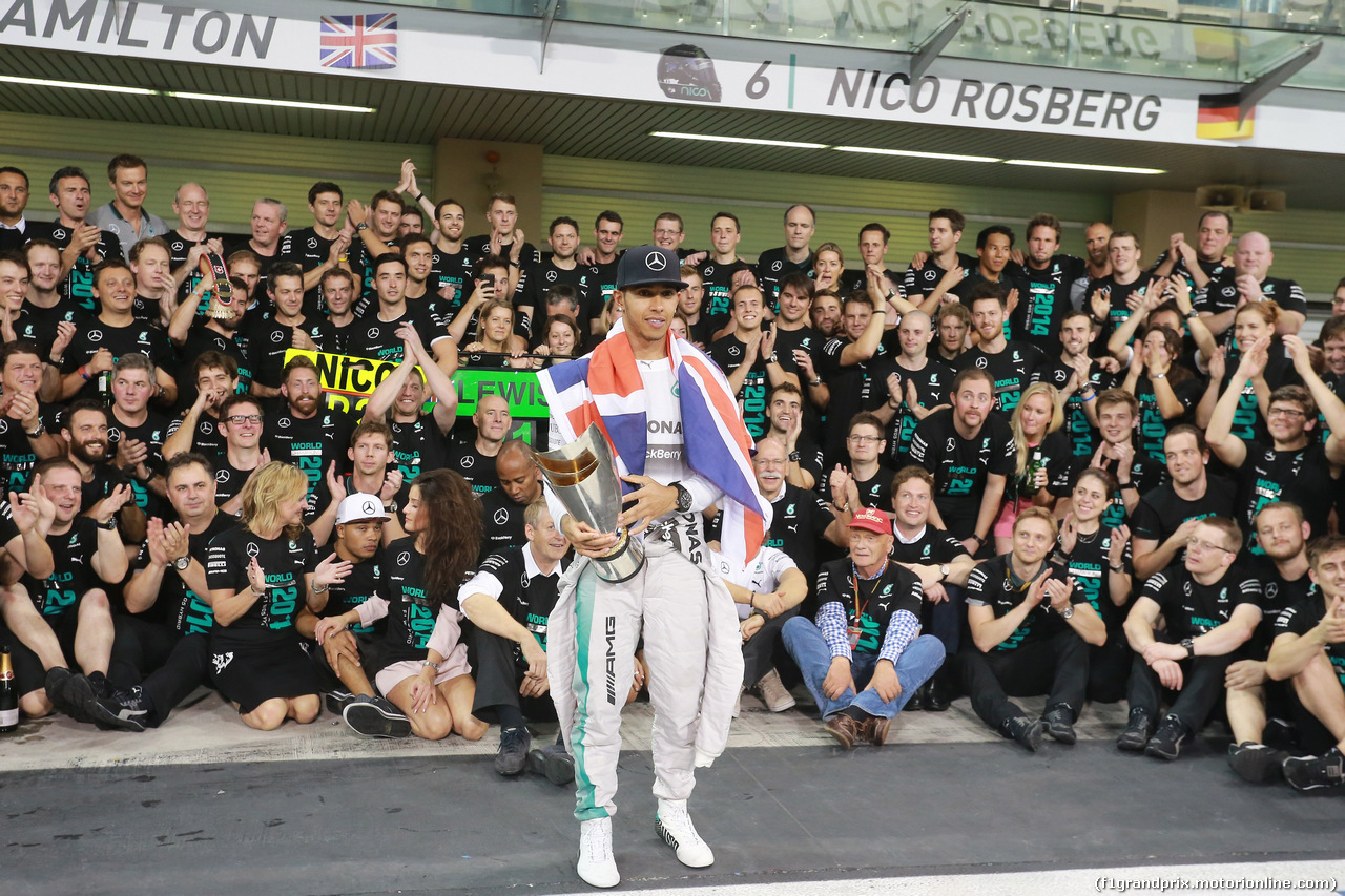 GP ABU DHABI, 23.11.2014- Gara, Festeggiamenti, Lewis Hamilton (GBR) Mercedes AMG F1 W05 vincitore e F1 World Champion 2014