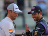 GP ABU DHABI, 23.11.2014- Jenson Button (GBR) McLaren Mercedes MP4-29 e Daniel Ricciardo (AUS) Red Bull Racing RB10