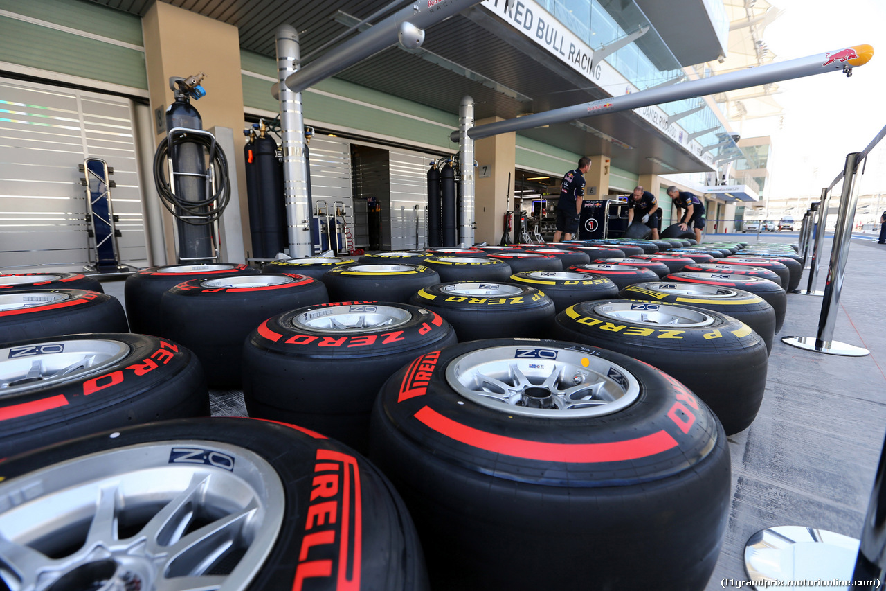 GP ABU DHABI, 20.11.2014 - Pirelli Tyres e OZ Wheels