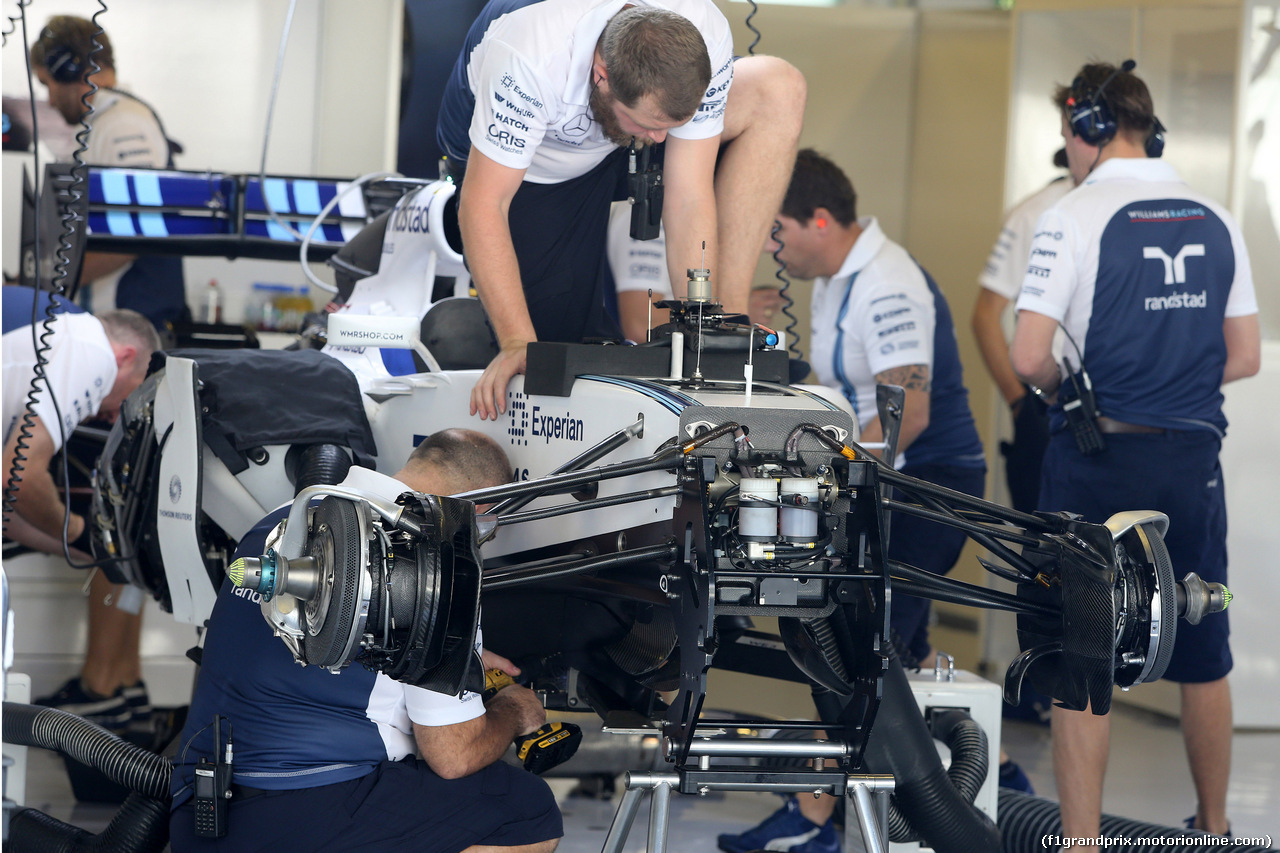GP ABU DHABI, 20.11.2014 - Mechanics Williams work on the car