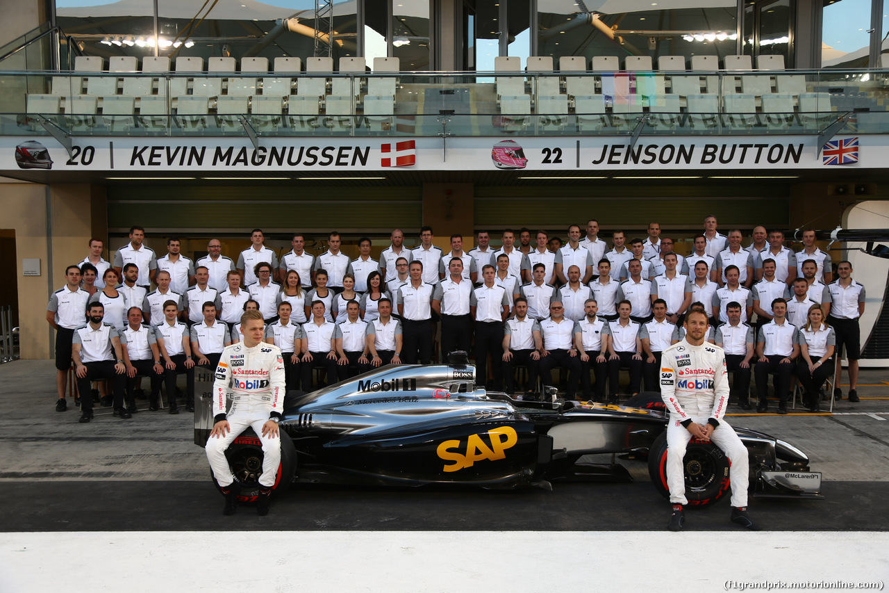 GP ABU DHABI, 20.11.14- Kevin Magnussen (DEN) McLaren Mercedes MP4-29 e Jenson Button (GBR) McLaren Mercedes MP4-29 in the Team photo.