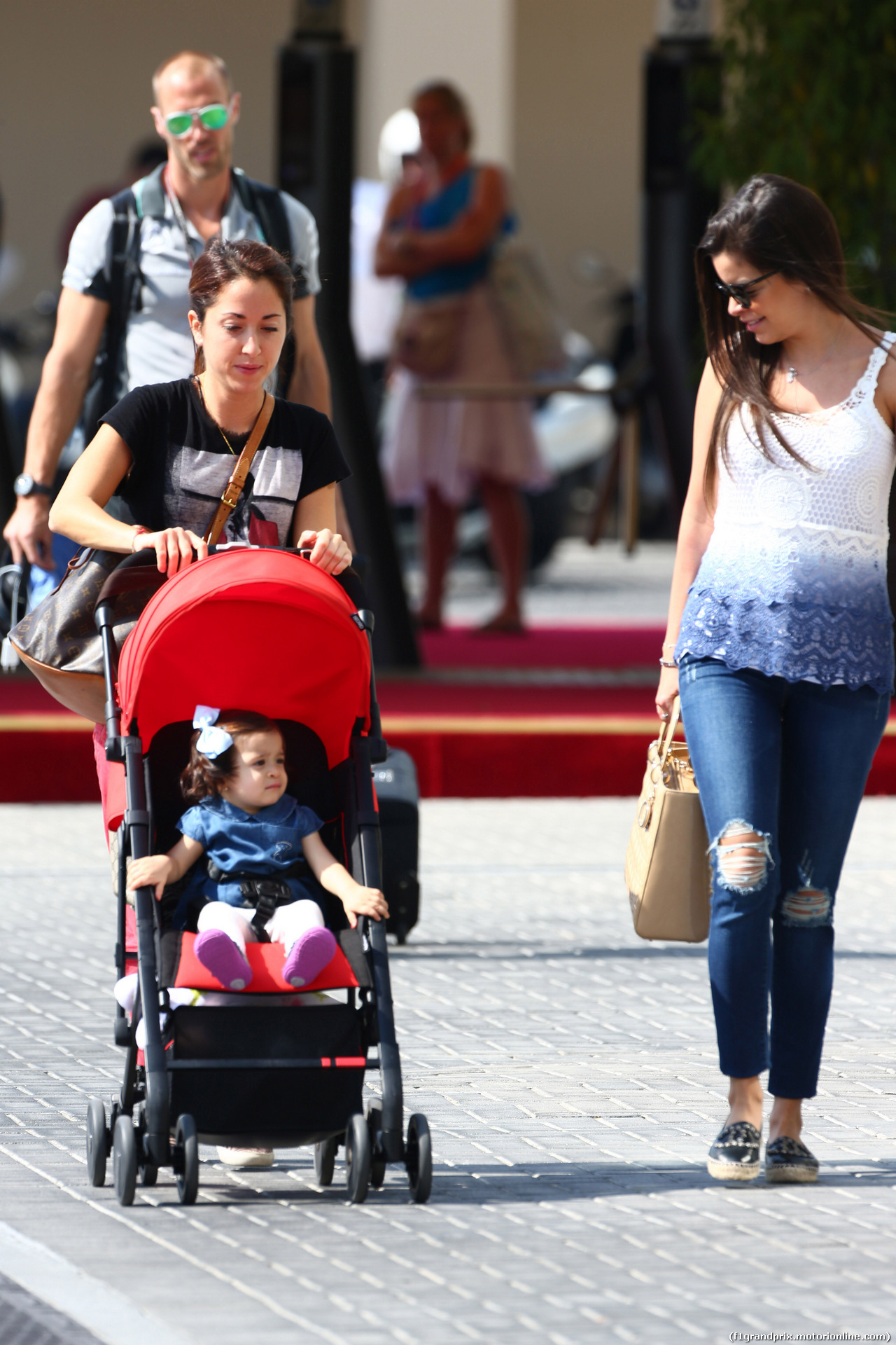 GP ABU DHABI, 21.11.2014 - (R) Gabriele, wife of Pastor Maldonado (VEN) Lotus F1 Team E22