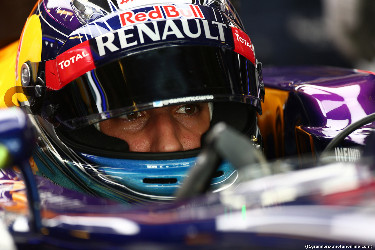 GP ABU DHABI, 21.11.2014 - Prove Libere 1, Daniel Ricciardo (AUS) Red Bull Racing RB10