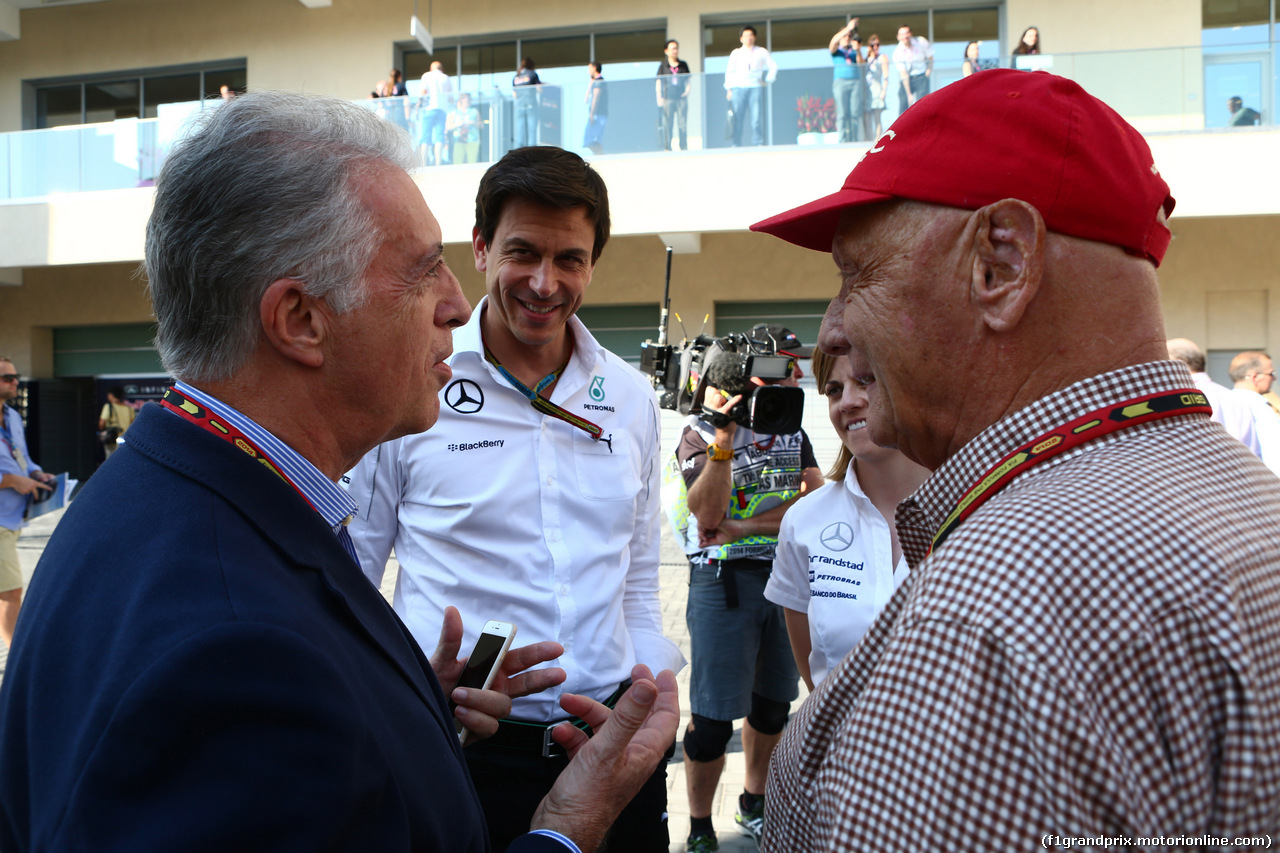GP ABU DHABI, 21.11.2014 - Prove Libere 1, (L-R) Piero Ferrari (ITA) Vice-President Ferrari, Toto Wolff (GER) Mercedes AMG F1 Shareholder e Executive Director e Nikki Lauda (AU), Mercedes