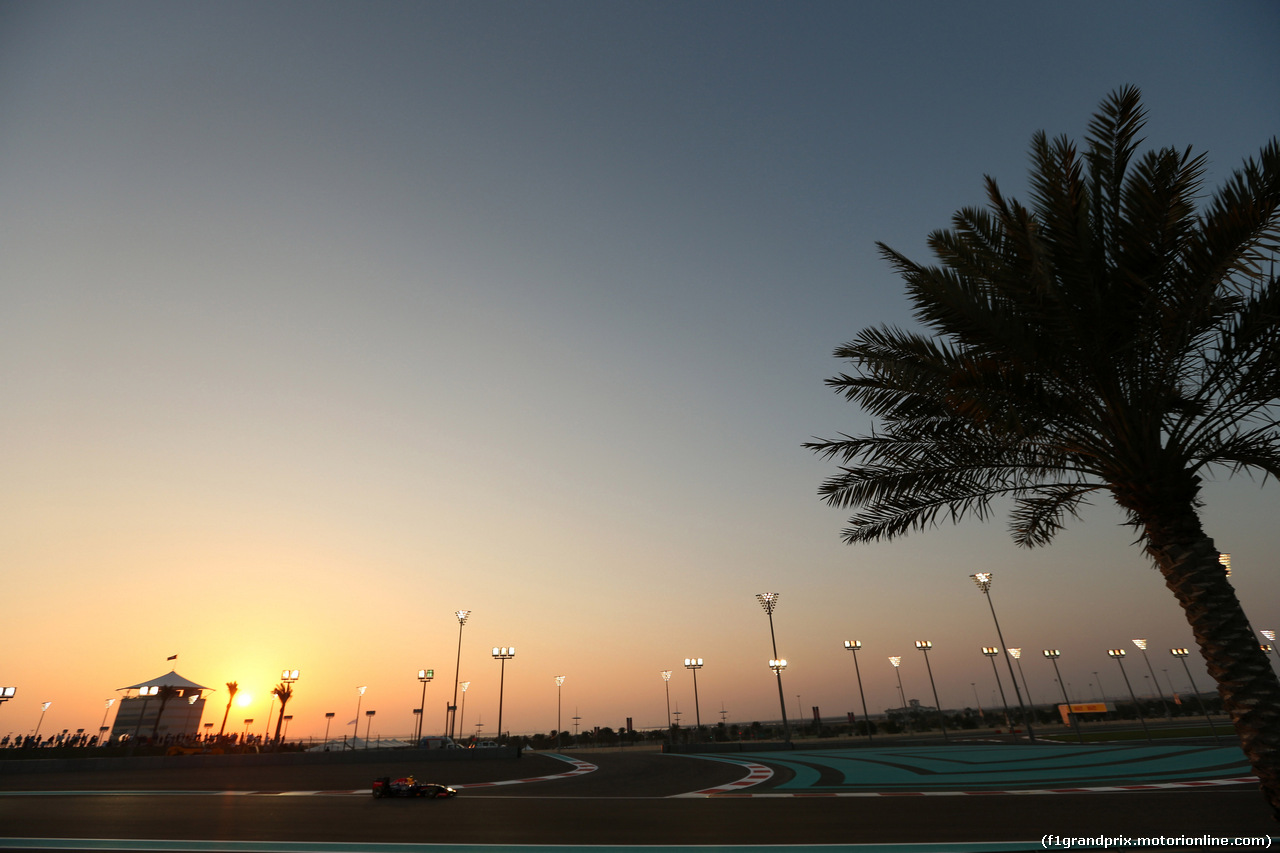 GP ABU DHABI, 21.11.2014 - Prove Libere 2, Daniel Ricciardo (AUS) Red Bull Racing RB10