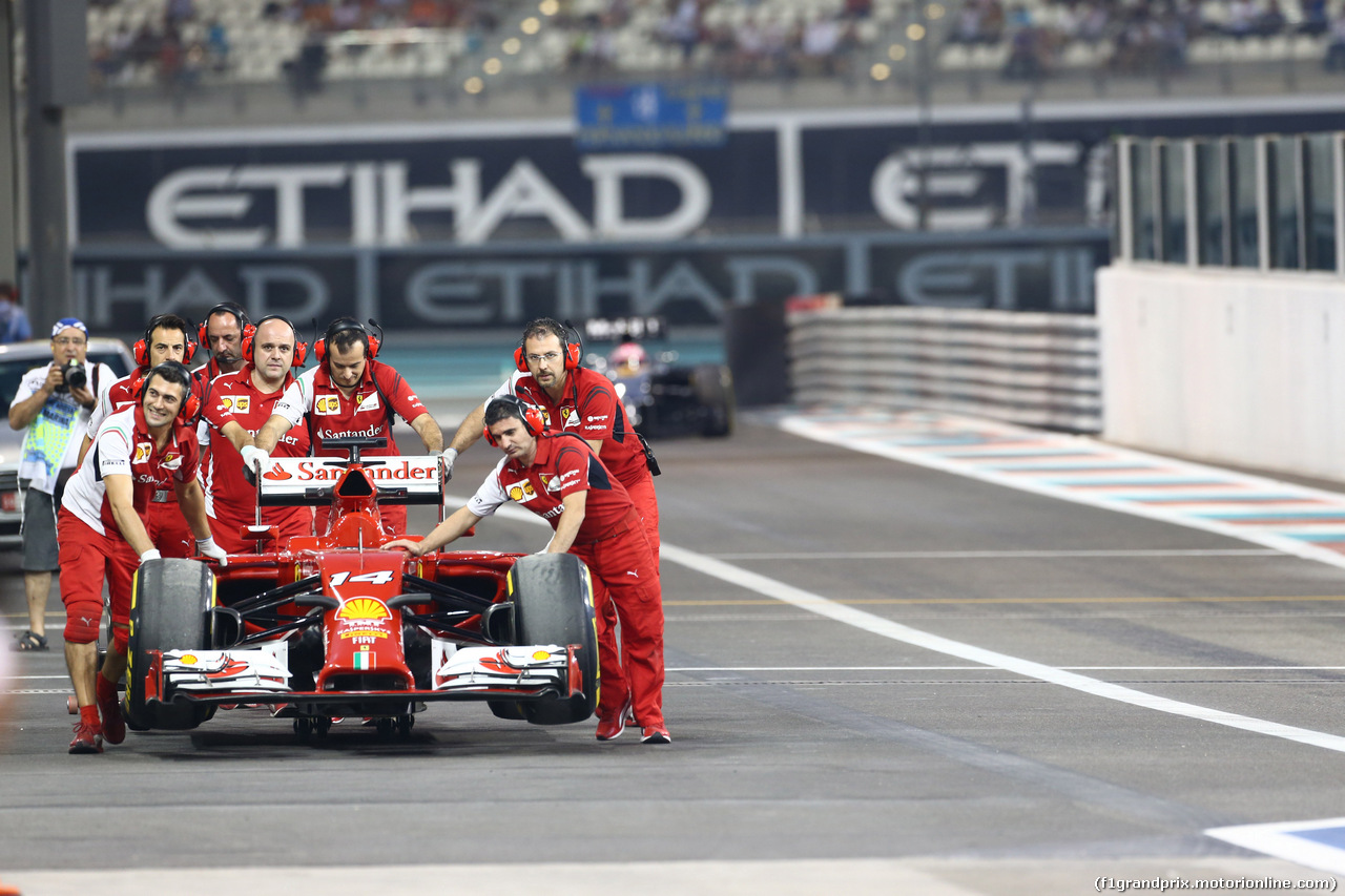 GP ABU DHABI, 21.11.2014 - Prove Libere 2, The meccanici Ferrari bring the car of Fernando Alonso (ESP) to the pit lane