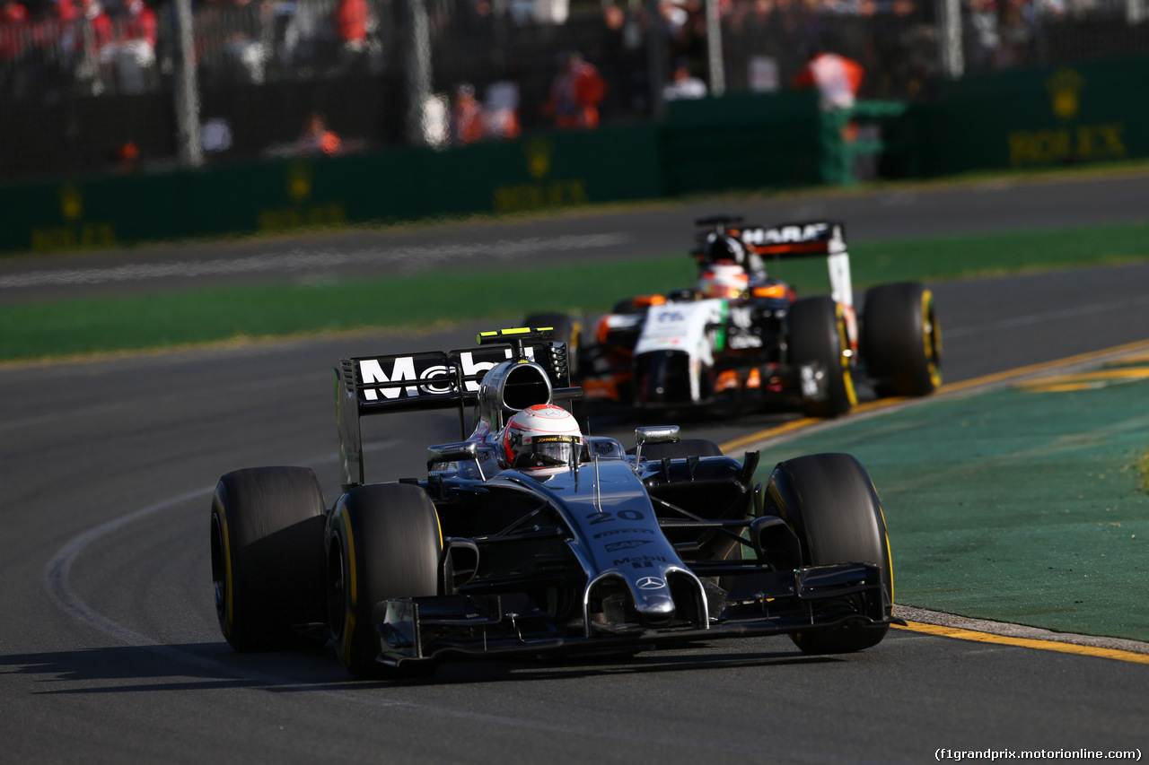 GP AUSTRALIA, 16.03.2014- Gara, Kevin Magnussen (DEN) McLaren Mercedes MP4-29 davanti a Nico Hulkenberg (GER) Sahara Force India F1 VJM07