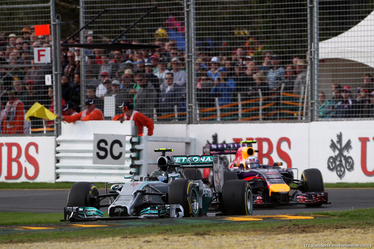 GP AUSTRALIA, 16.03.2014- Gara, Nico Rosberg (GER) Mercedes AMG F1 W05 davanti a Daniel Ricciardo (AUS) Red Bull Racing RB10