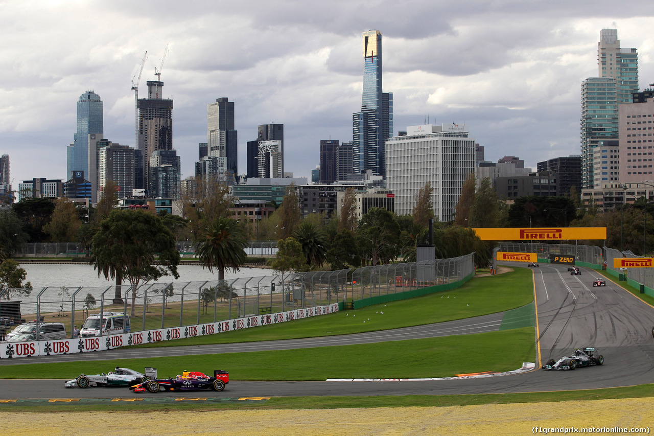 GP AUSTRALIA, 16.03.2014- Gara, Lewis Hamilton (GBR) Mercedes AMG F1 W05 e Daniel Ricciardo (AUS) Red Bull Racing RB10
