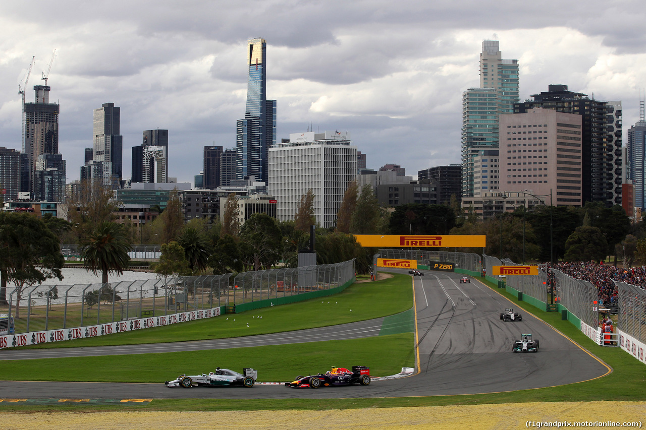 GP AUSTRALIA, 16.03.2014- Gara, Lewis Hamilton (GBR) Mercedes AMG F1 W05 e Daniel Ricciardo (AUS) Red Bull Racing RB10