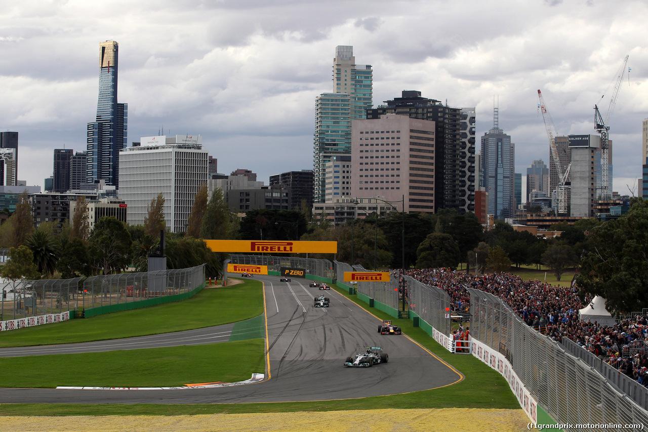 GP AUSTRALIA, 16.03.2014- Gara, Nico Rosberg (GER) Mercedes AMG F1 W05 davanti a Daniel Ricciardo (AUS) Red Bull Racing RB10