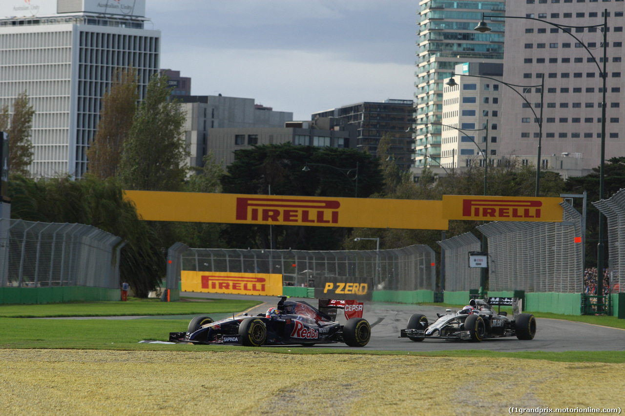 GP AUSTRALIA, 16.03.2014- Gara, Daniil Kvyat (RUS) Scuderia Toro Rosso STR9 davanti a Jenson Button (GBR) McLaren Mercedes MP4-29