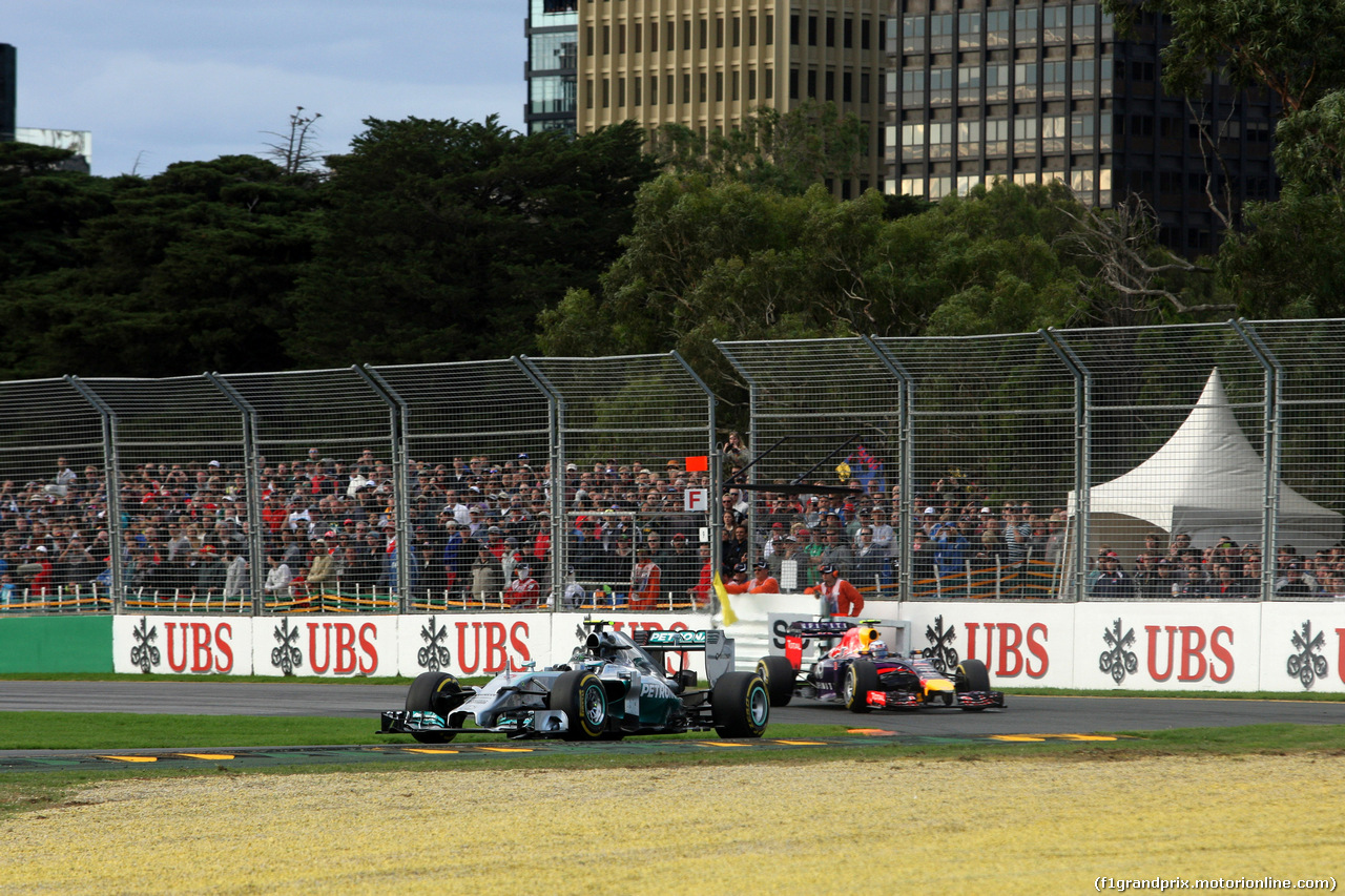 GP AUSTRALIA, 16.03.2014- Gara, Nico Rosberg (GER) Mercedes AMG F1 W05 davanti a Daniel Ricciardo (AUS) Red Bull Racing RB10