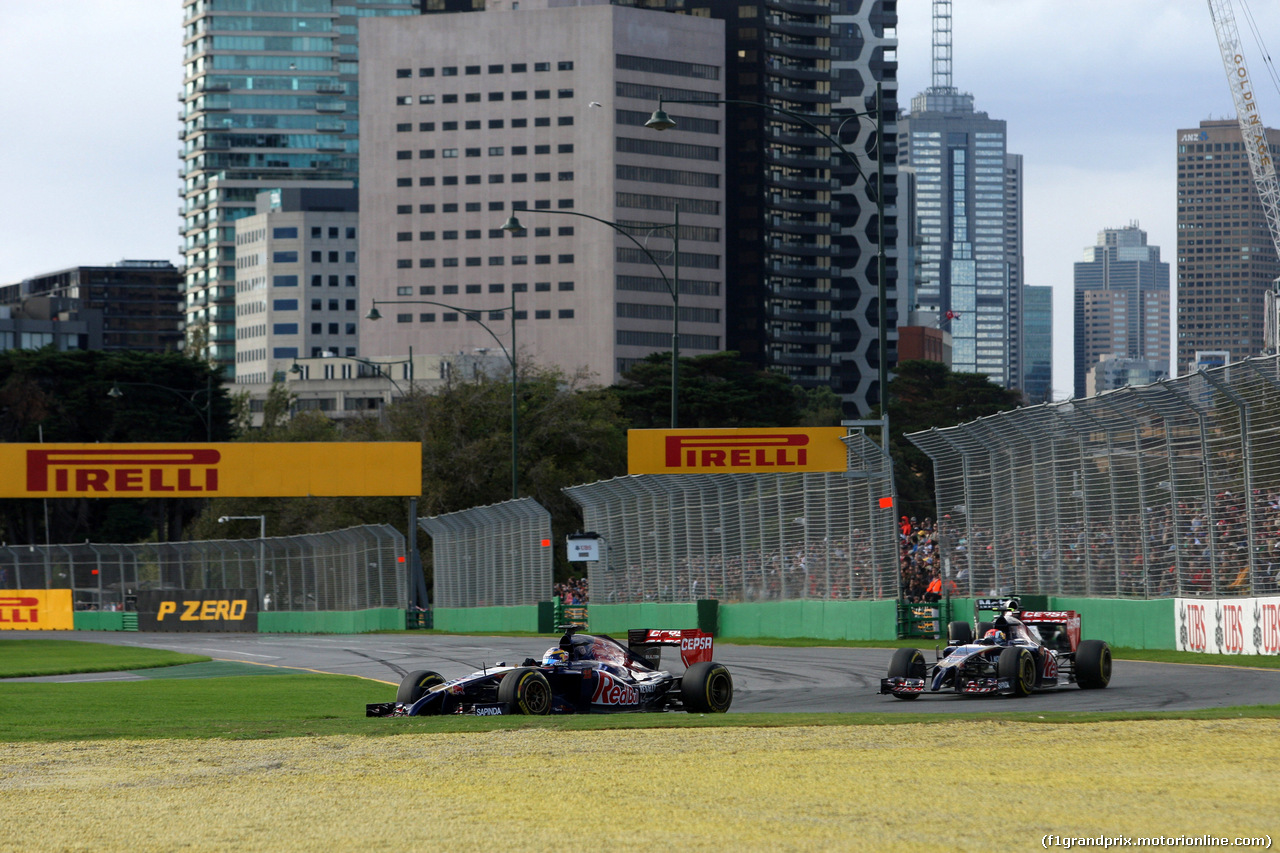 GP AUSTRALIA, 16.03.2014- Gara, Jean-Eric Vergne (FRA) Scuderia Toro Rosso STR9 davanti a Daniil Kvyat (RUS) Scuderia Toro Rosso STR9