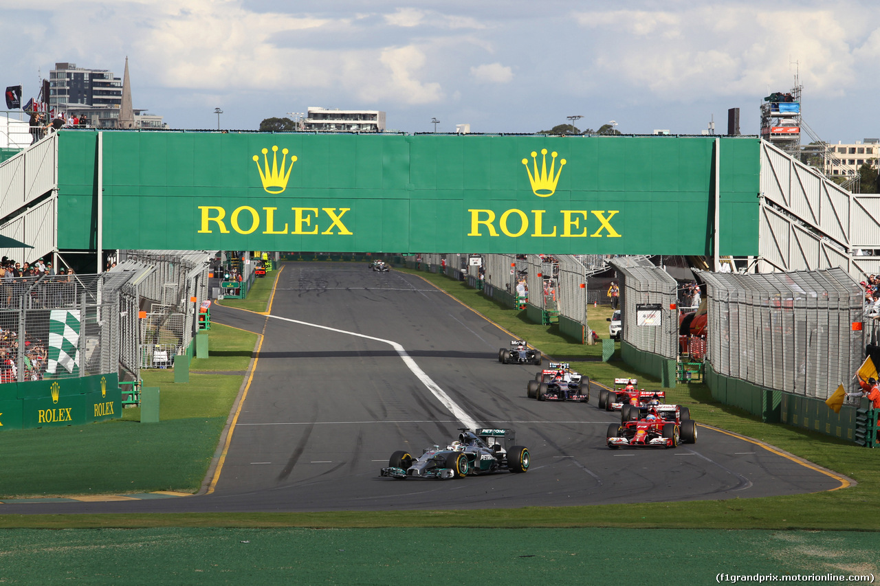 GP AUSTRALIA, 16.03.2014- Gara, Lewis Hamilton (GBR) Mercedes AMG F1 W05 davanti a Fernando Alonso (ESP) Ferrari F14-T