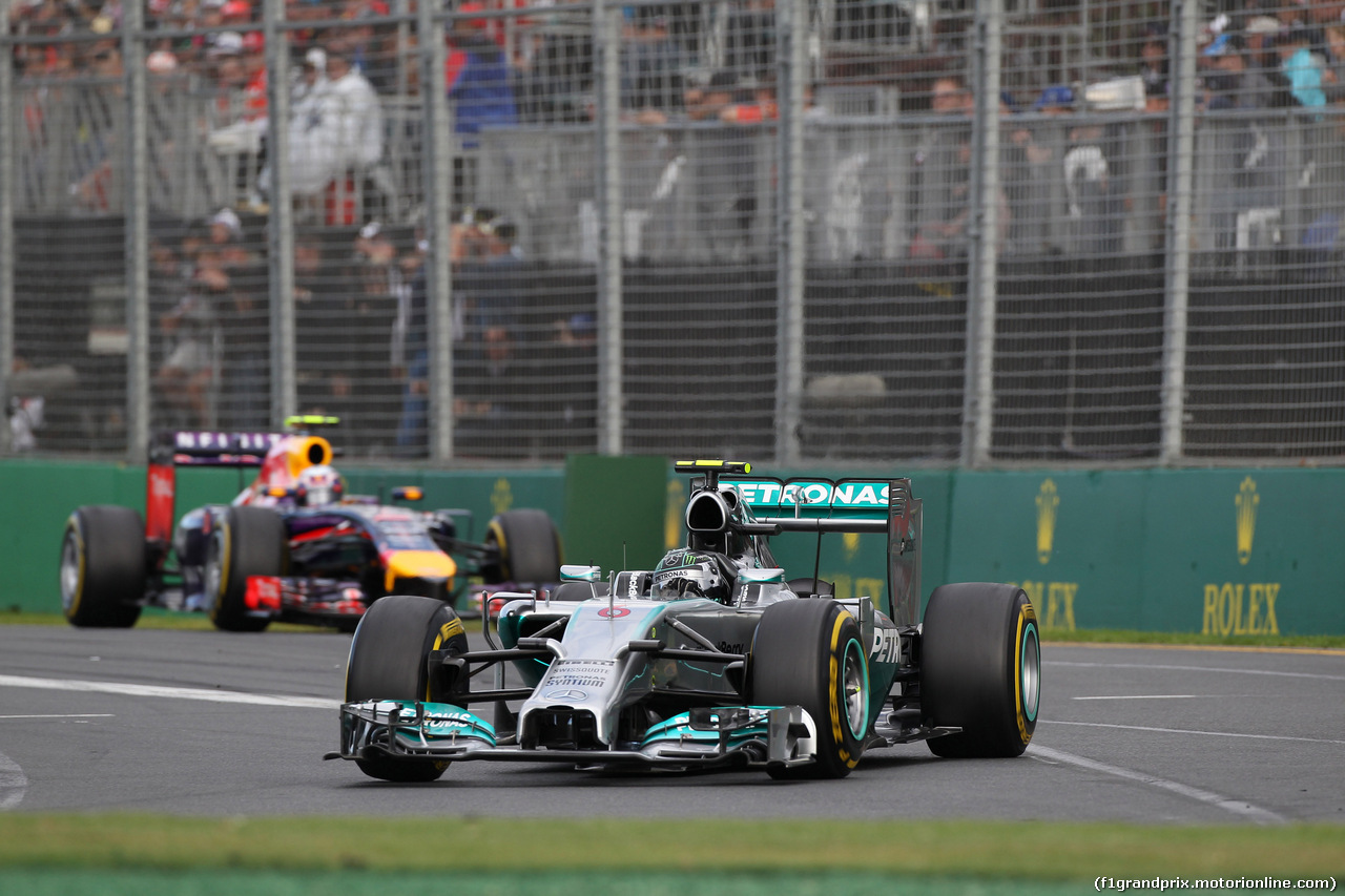 GP AUSTRALIA, 16.03.2014- Gara, Nico Rosberg (GER) Mercedes AMG F1 W05 davanti a Daniel Ricciardo (AUS) Red Bull Racing RB10