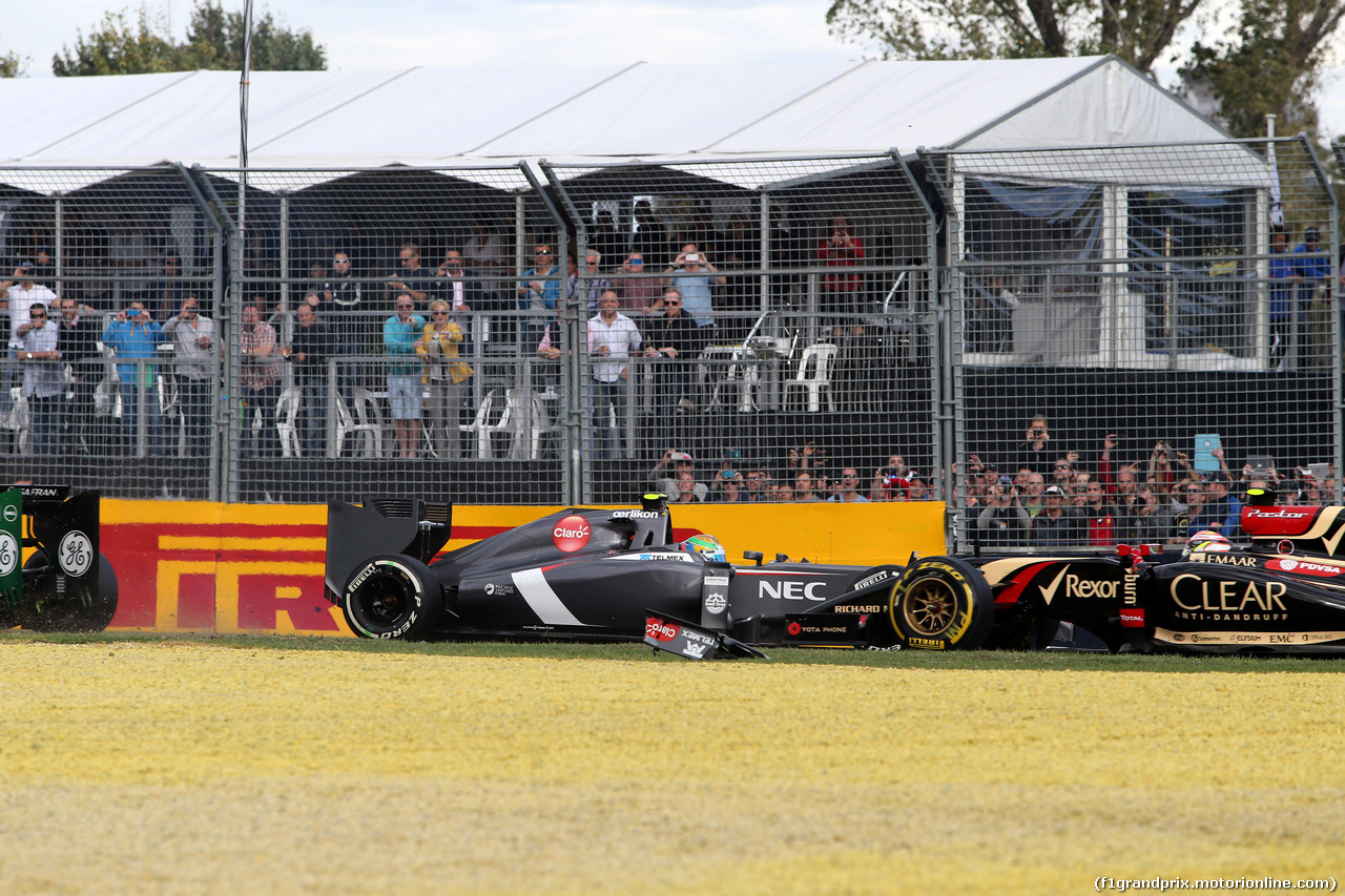 GP AUSTRALIA, 16.03.2014- Gara, Crash, Esteban Gutierrez (MEX), Sauber F1 Team C33 e Pastor Maldonado (VEN) Lotus F1 Team E22