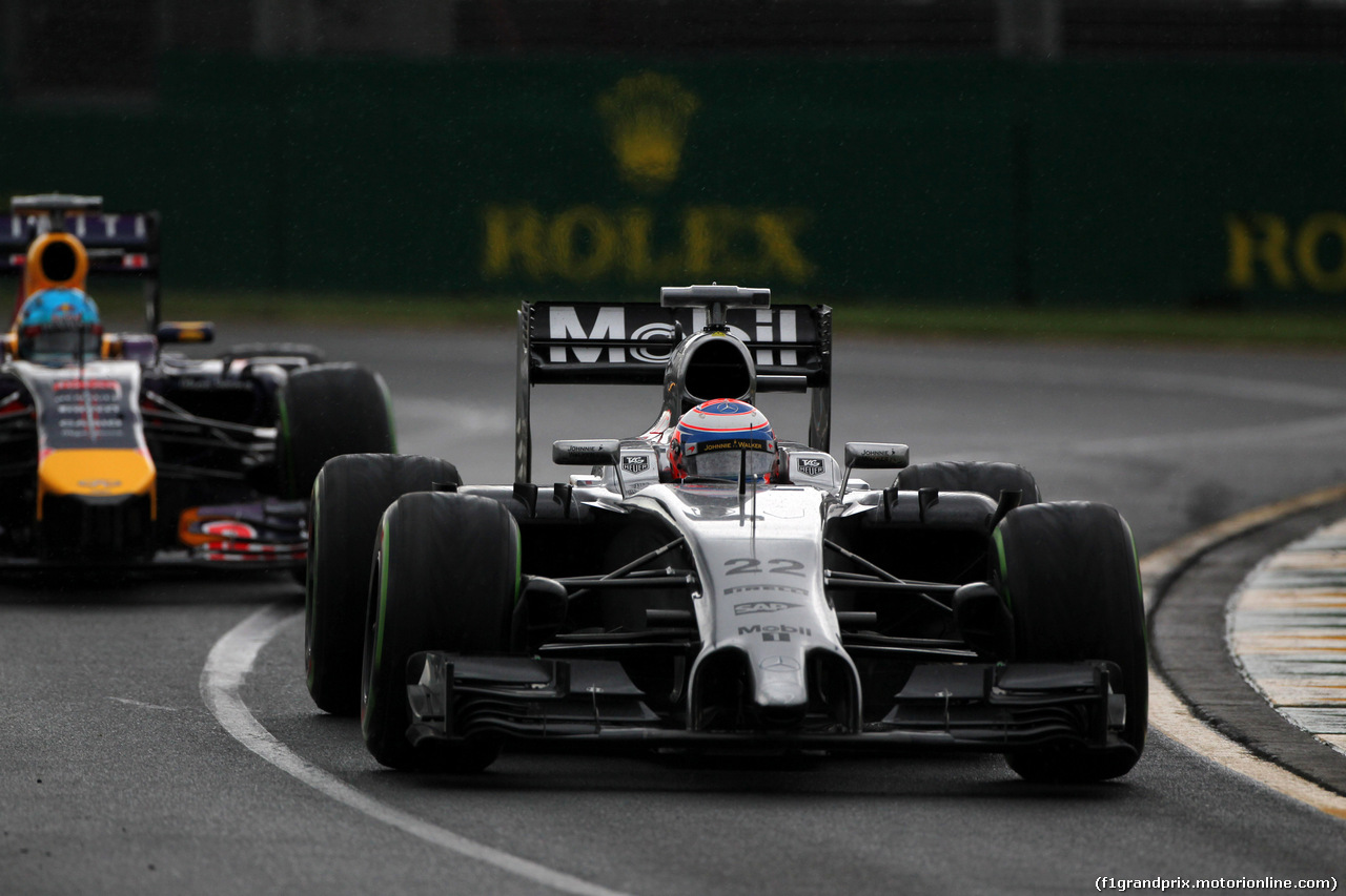 GP AUSTRALIA, 15.03.2014- Qualifiche, Jenson Button (GBR) McLaren Mercedes MP4-29 davanti a Sebastian Vettel (GER) Red Bull Racing RB10