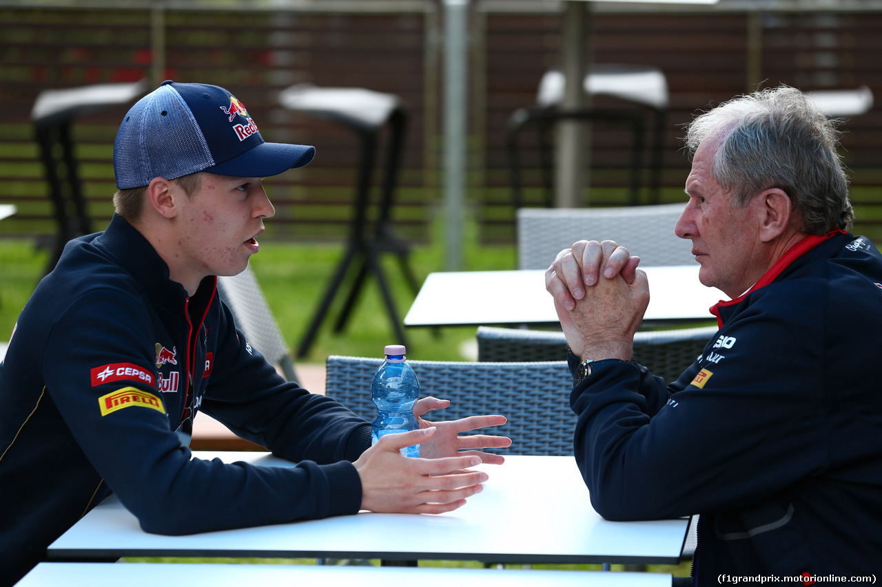 GP AUSTRALIA, 15.03.2014- (L-R) Daniil Kvyat (RUS) Scuderia Toro Rosso STR9 e Helmut Marko (AUT), Red Bull Racing, Red Bull Advisor