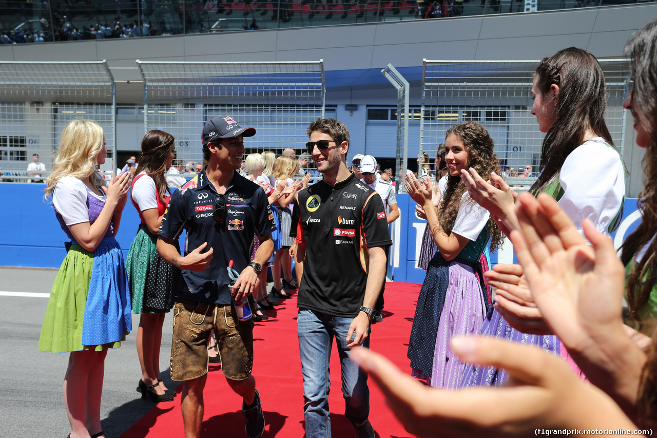 GP AUSTRIA, 22.06.2014- Daniel Ricciardo (AUS) Red Bull Racing RB10 e Romain Grosjean (FRA) Lotus F1 Team E22