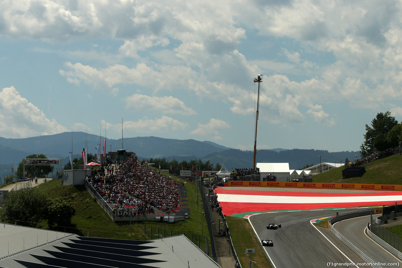 GP AUSTRIA, 22.06.2014- Gara, Valtteri Bottas (FIN) Williams F1 Team FW36 davanti a Lewis Hamilton (GBR) Mercedes AMG F1 W05