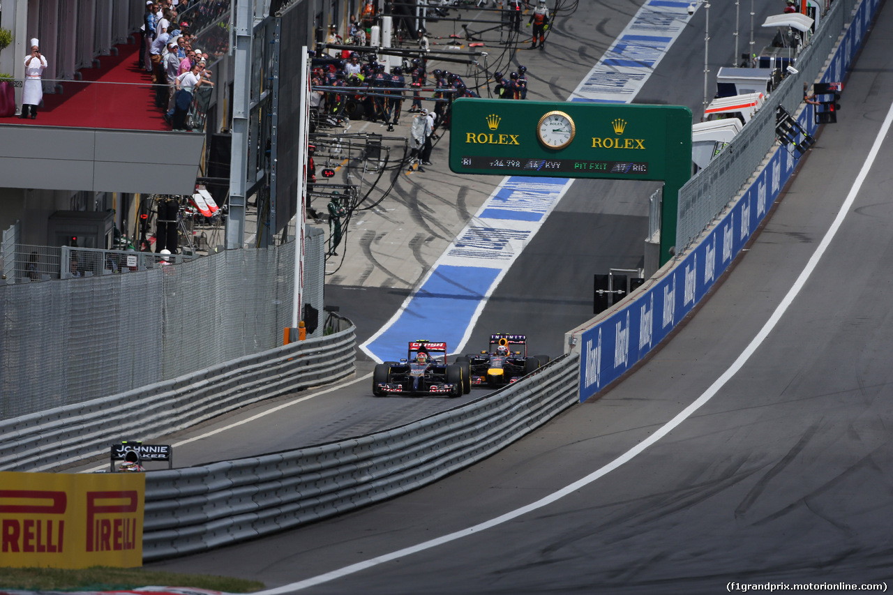 GP AUSTRIA, 22.06.2014- Gara, Daniil Kvyat (RUS) Scuderia Toro Rosso STR9 e Daniel Ricciardo (AUS) Red Bull Racing RB10