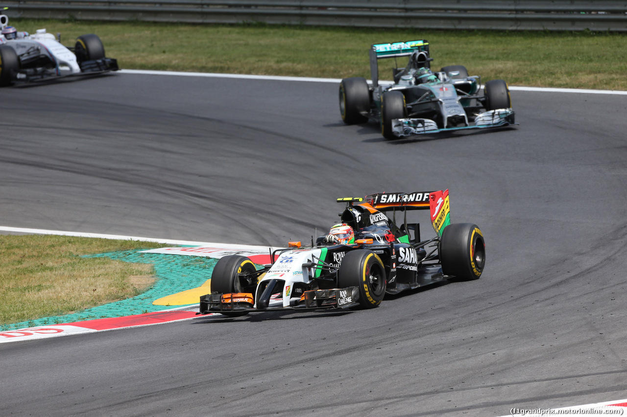 GP AUSTRIA, 22.06.2014- Gara, Sergio Perez (MEX) Sahara Force India F1 VJM07 davanti a Nico Rosberg (GER) Mercedes AMG F1 W05