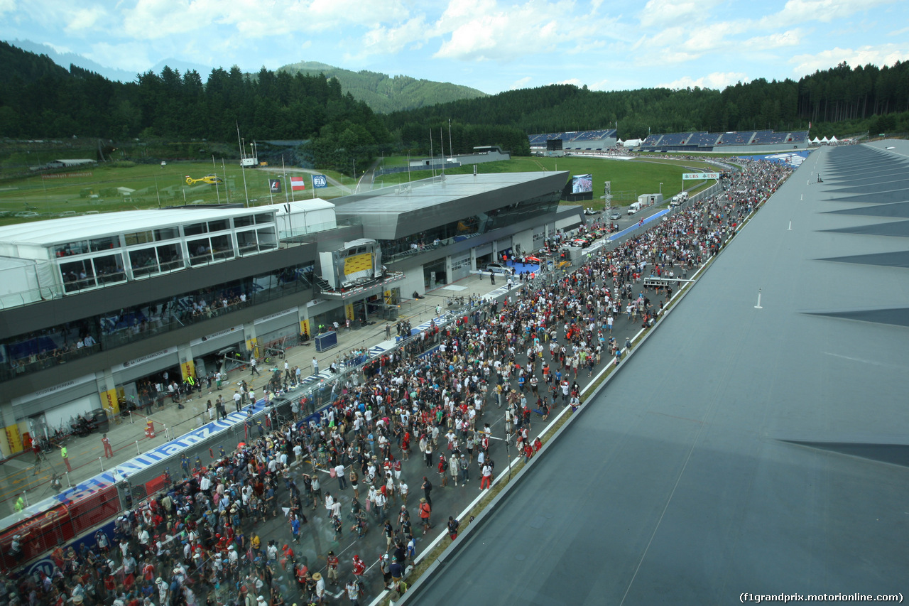 GP AUSTRIA, 22.06.2014- Gara, The fans on the pit lane after the race