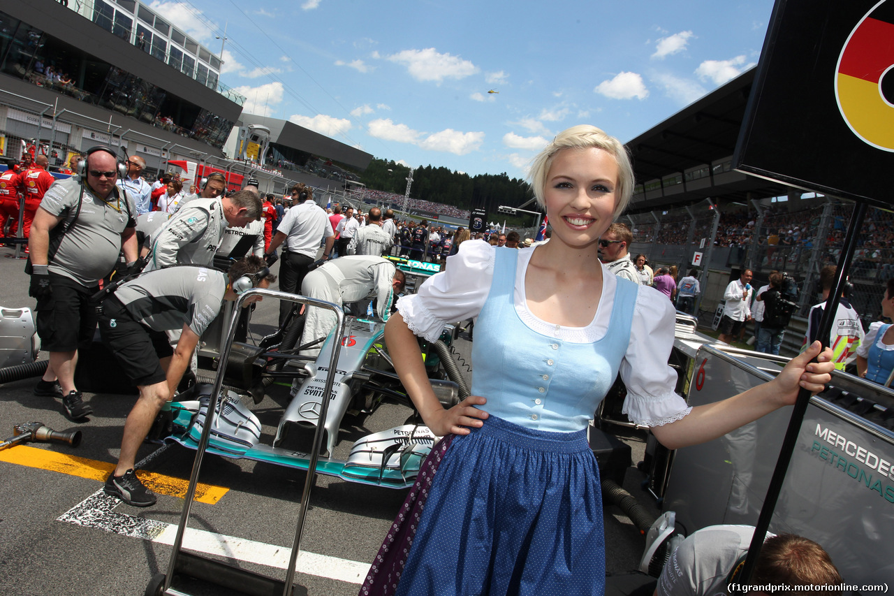 GP AUSTRIA, 22.06.2014- Gara, Nico Rosberg (GER) Mercedes AMG F1 W05 e griglia Ragazza