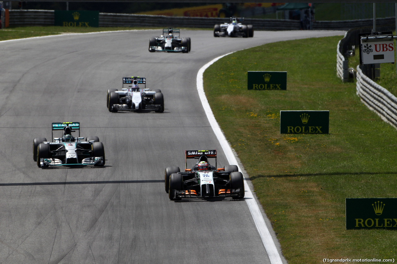 GP AUSTRIA, 22.06.2014- Gara, Sergio Perez (MEX) Sahara Force India F1 VJM07 davanti a Nico Rosberg (GER) Mercedes AMG F1 W05