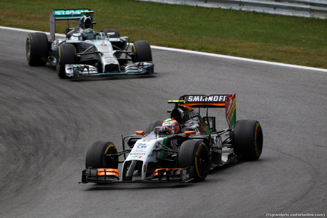 GP AUSTRIA, 22.06.2014- Gara, Sergio Perez (MEX) Sahara Force India F1 VJM07 davanti a Nico Rosberg (GER) Mercedes AMG F1 W05