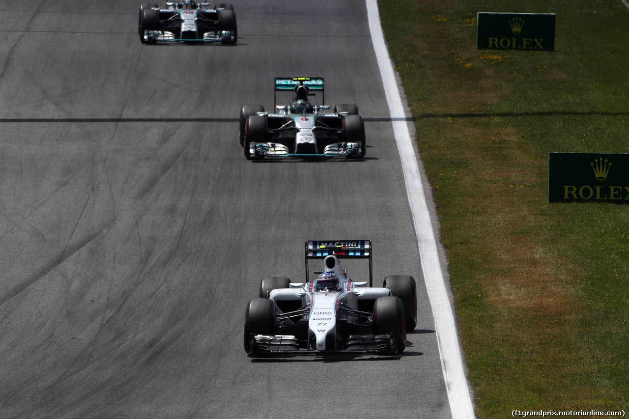 GP AUSTRIA, 22.06.2014- Gara, Valtteri Bottas (FIN) Williams F1 Team FW36 davanti a Nico Rosberg (GER) Mercedes AMG F1 W05