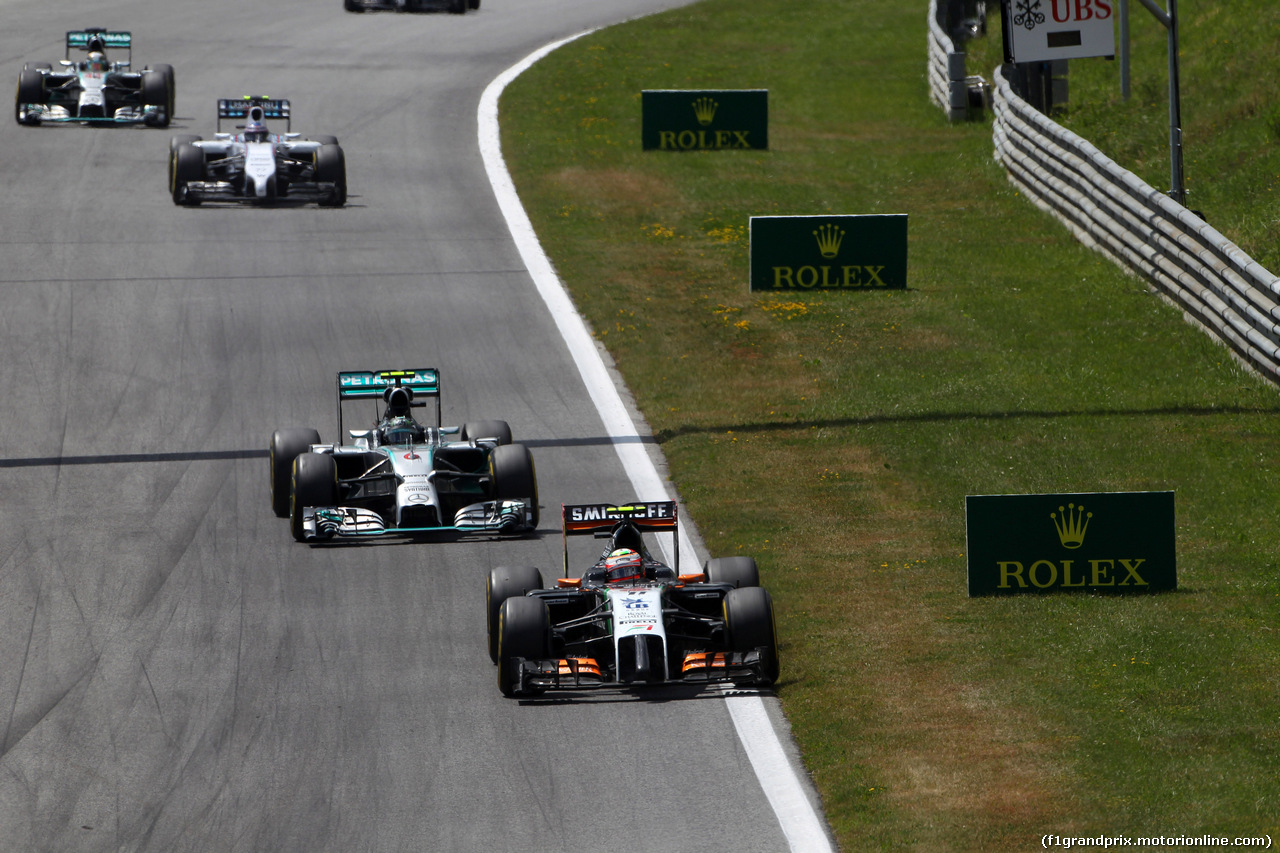 GP AUSTRIA, 22.06.2014- Gara, Sergio Perez (MEX) Sahara Force India F1 VJM07 davanti a Nico Rosberg (GER) Mercedes AMG F1 W05