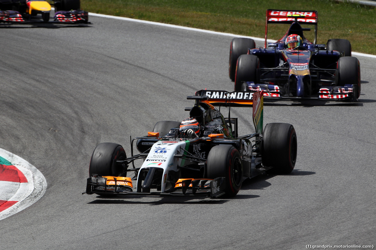 GP AUSTRIA, 22.06.2014- Gara, Lewis Hamilton (GBR) Mercedes AMG F1 W05 davanti a Daniil Kvyat (RUS) Scuderia Toro Rosso STR9